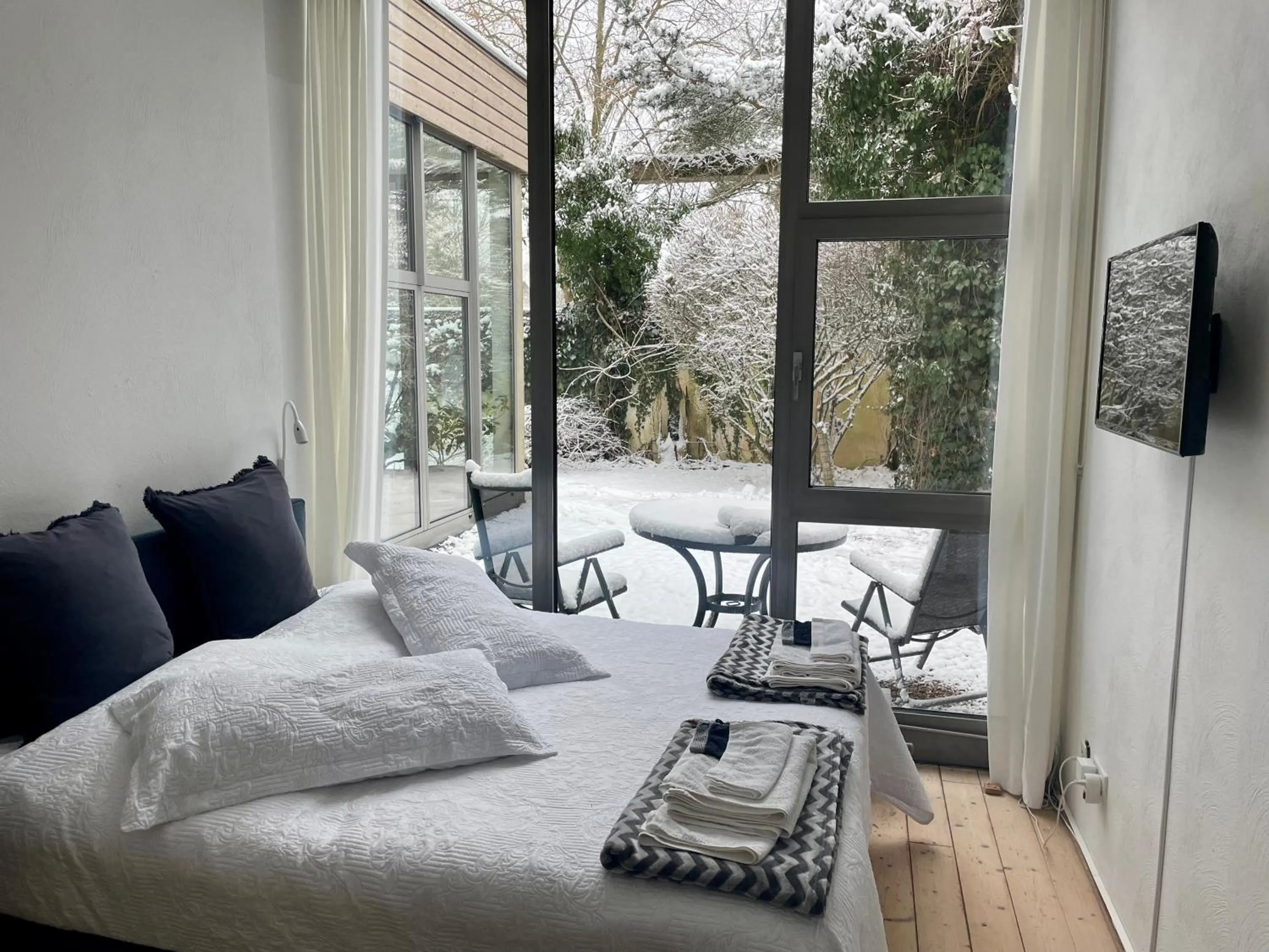 Photo of the whole room, Bed in Room Art Lovers