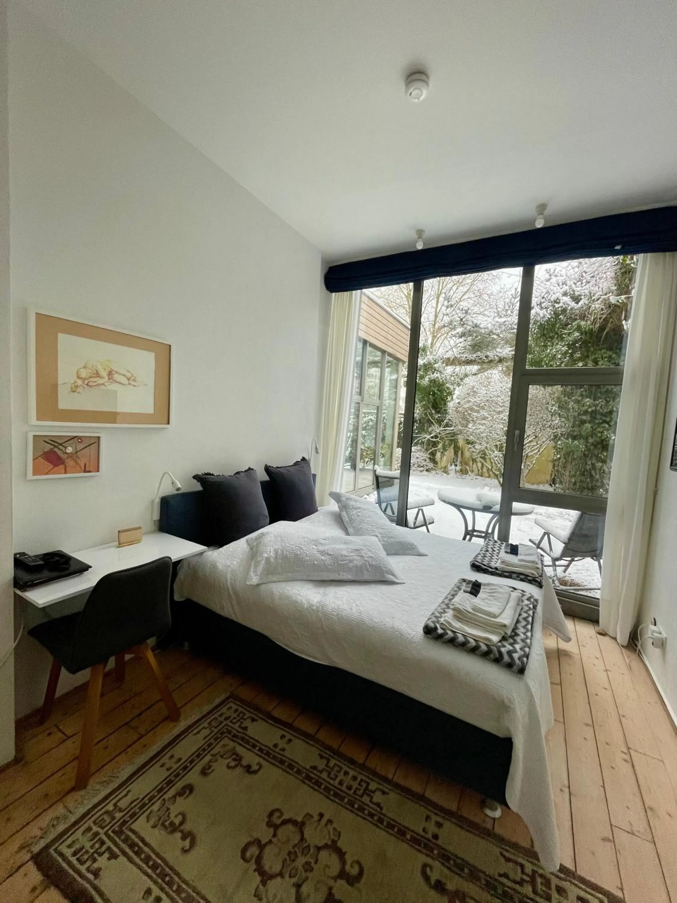 Photo of the whole room, Bed in Room Art Lovers