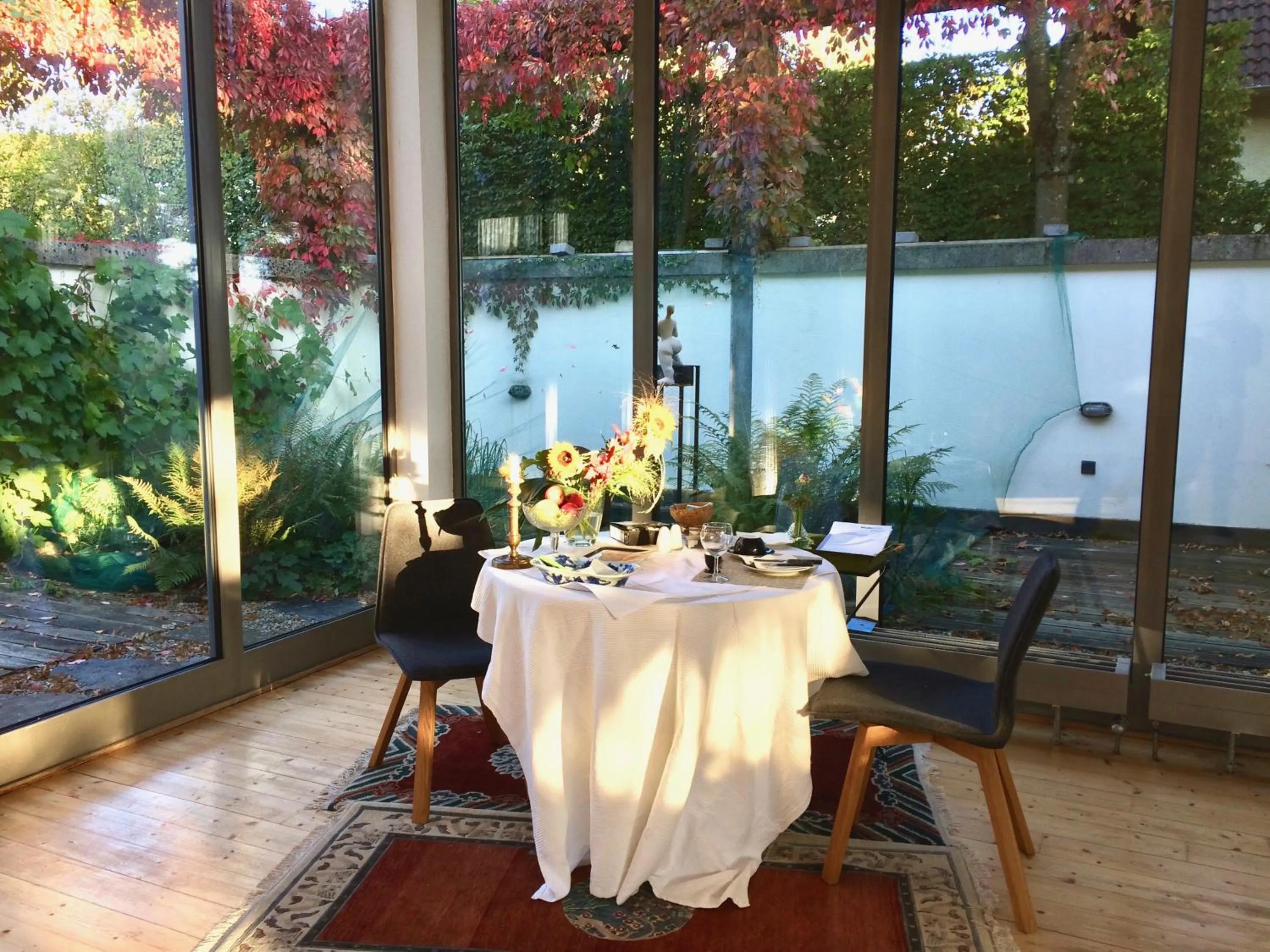 Restaurant/places to eat in Room Art Lovers