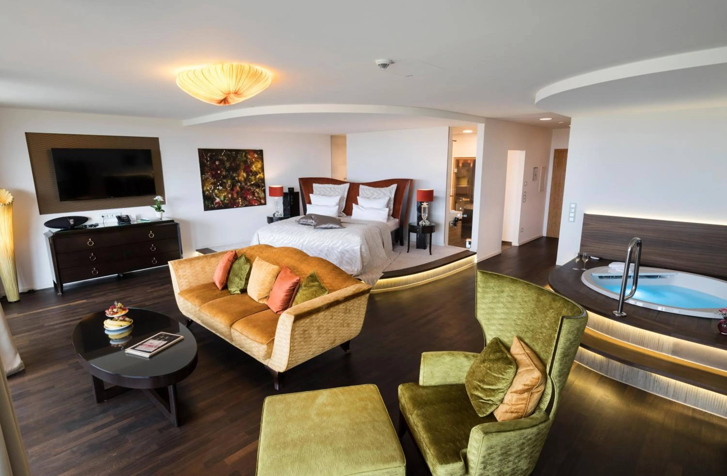 Swimming pool, Bed in Der Birkenhof Spa & Genuss Resort