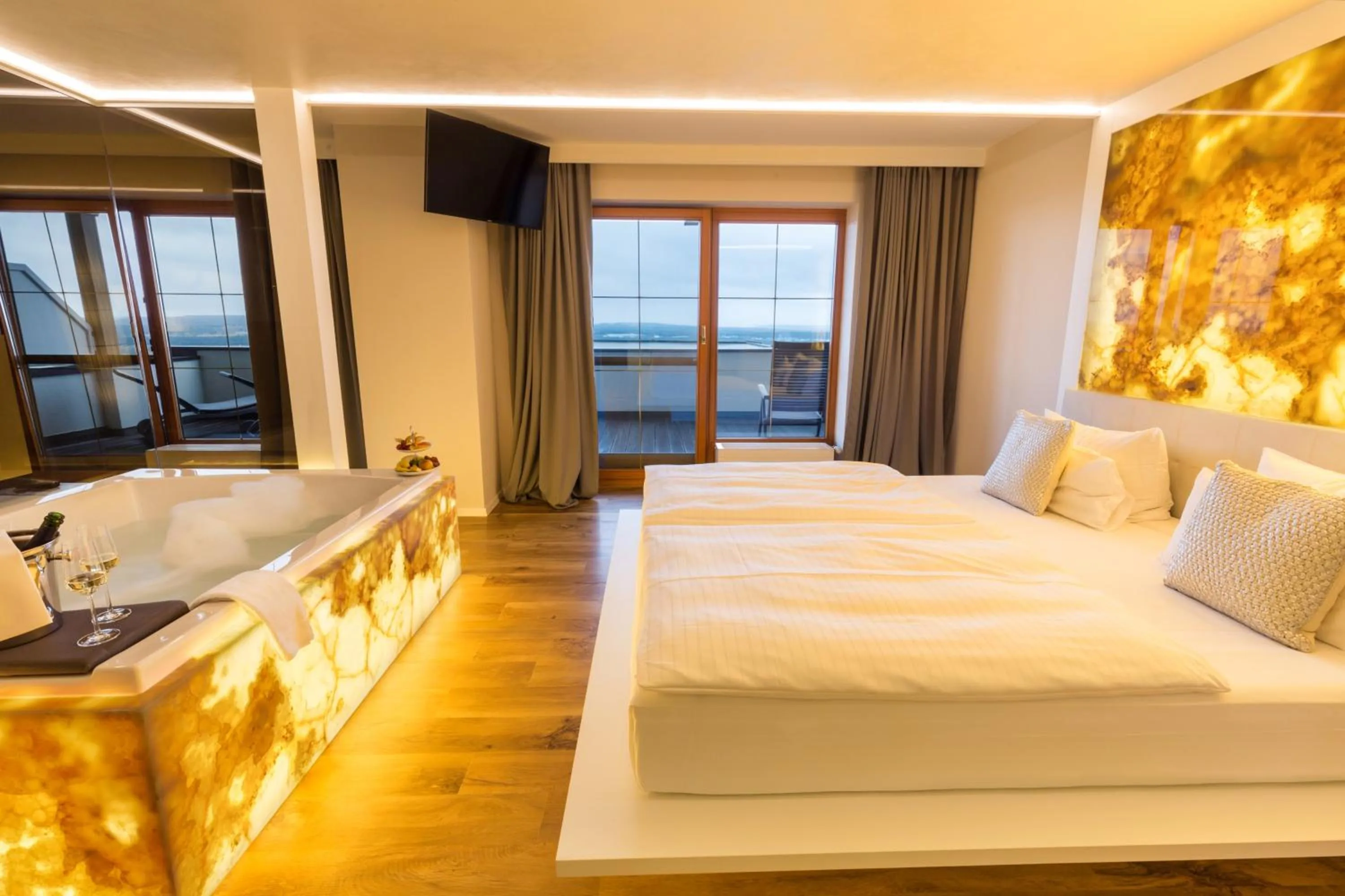 Hot Tub, Bed in Der Birkenhof Spa & Genuss Resort