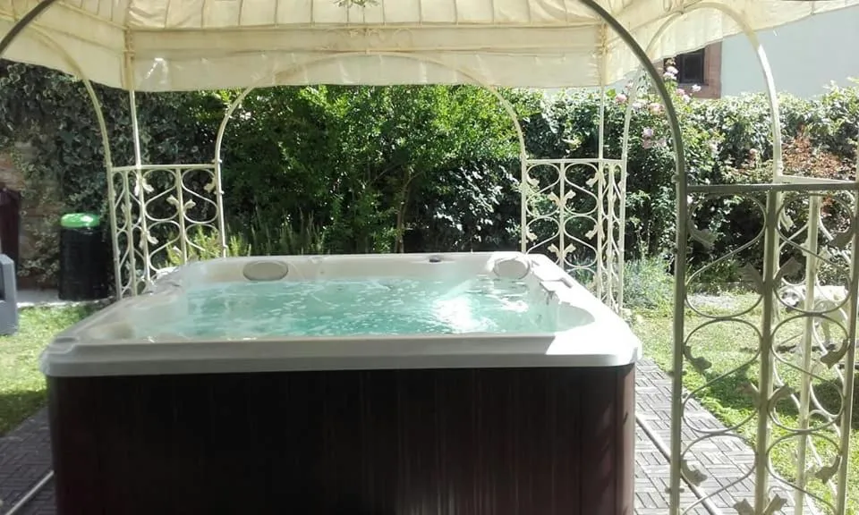 Hot Tub in Residenza Dei Ricci