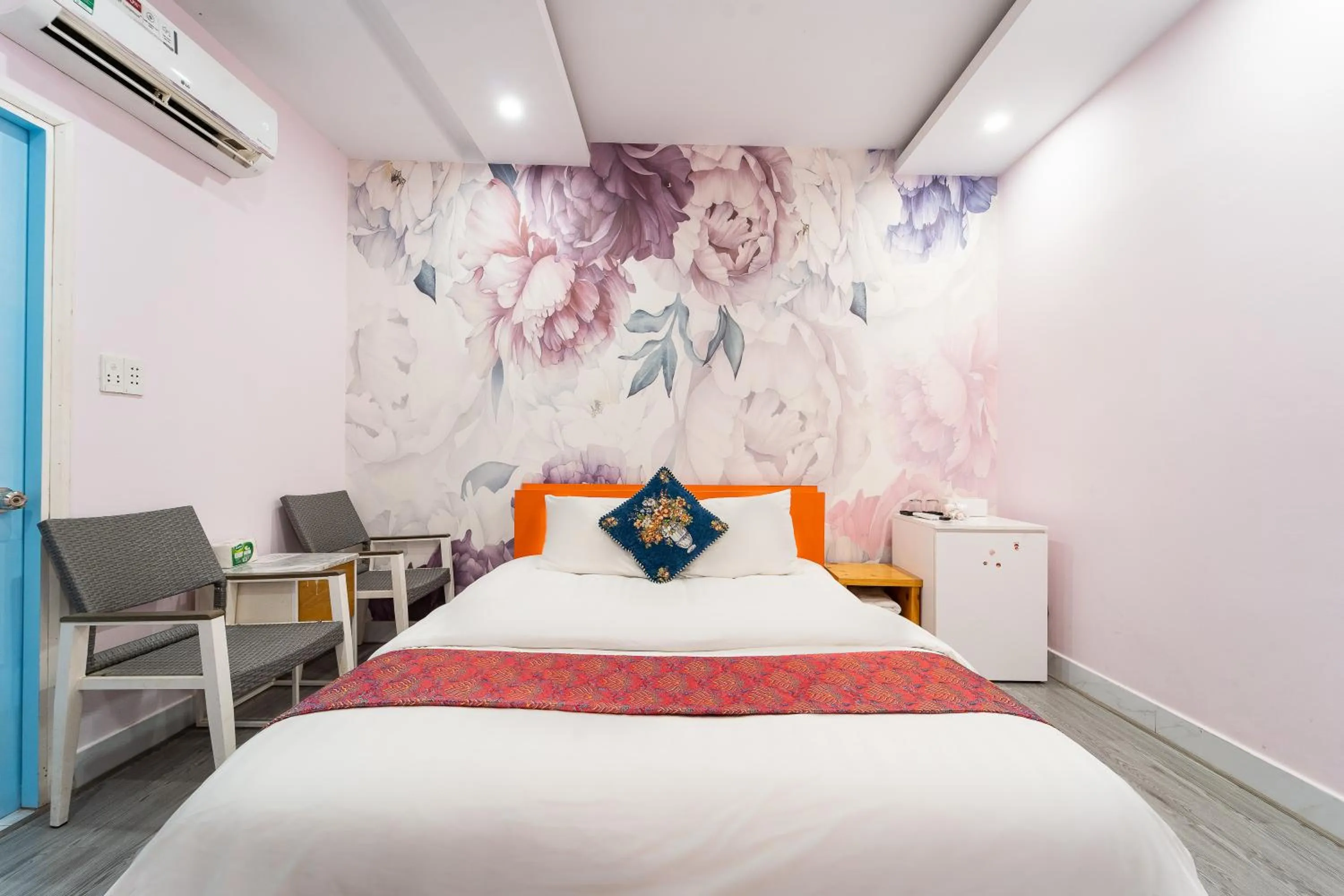 Photo of the whole room, Bed in Collection O District Tan Binh Near Airport Formerly Joy Inn