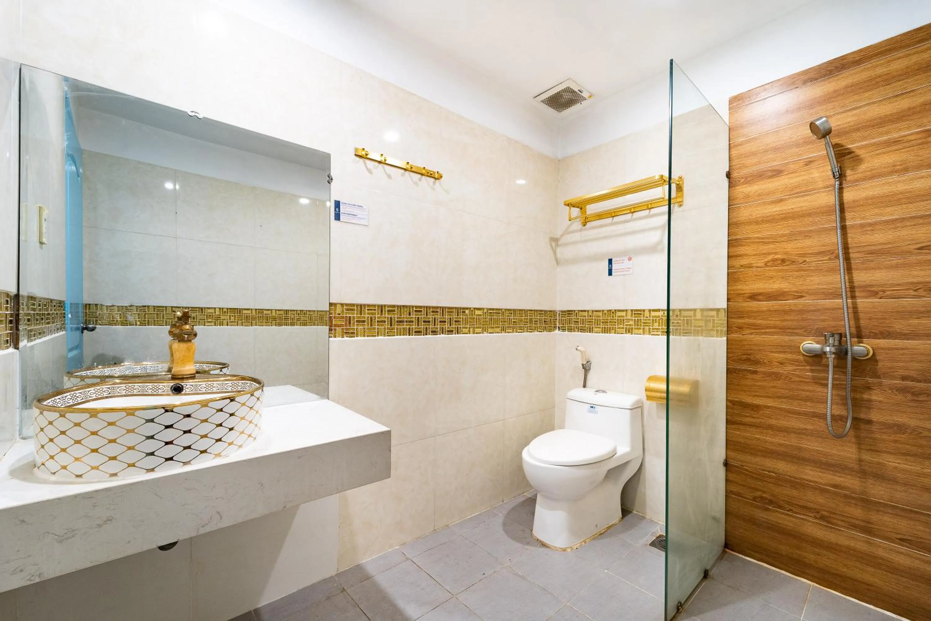 Bathroom in Collection O District Tan Binh Near Airport Formerly Joy Inn