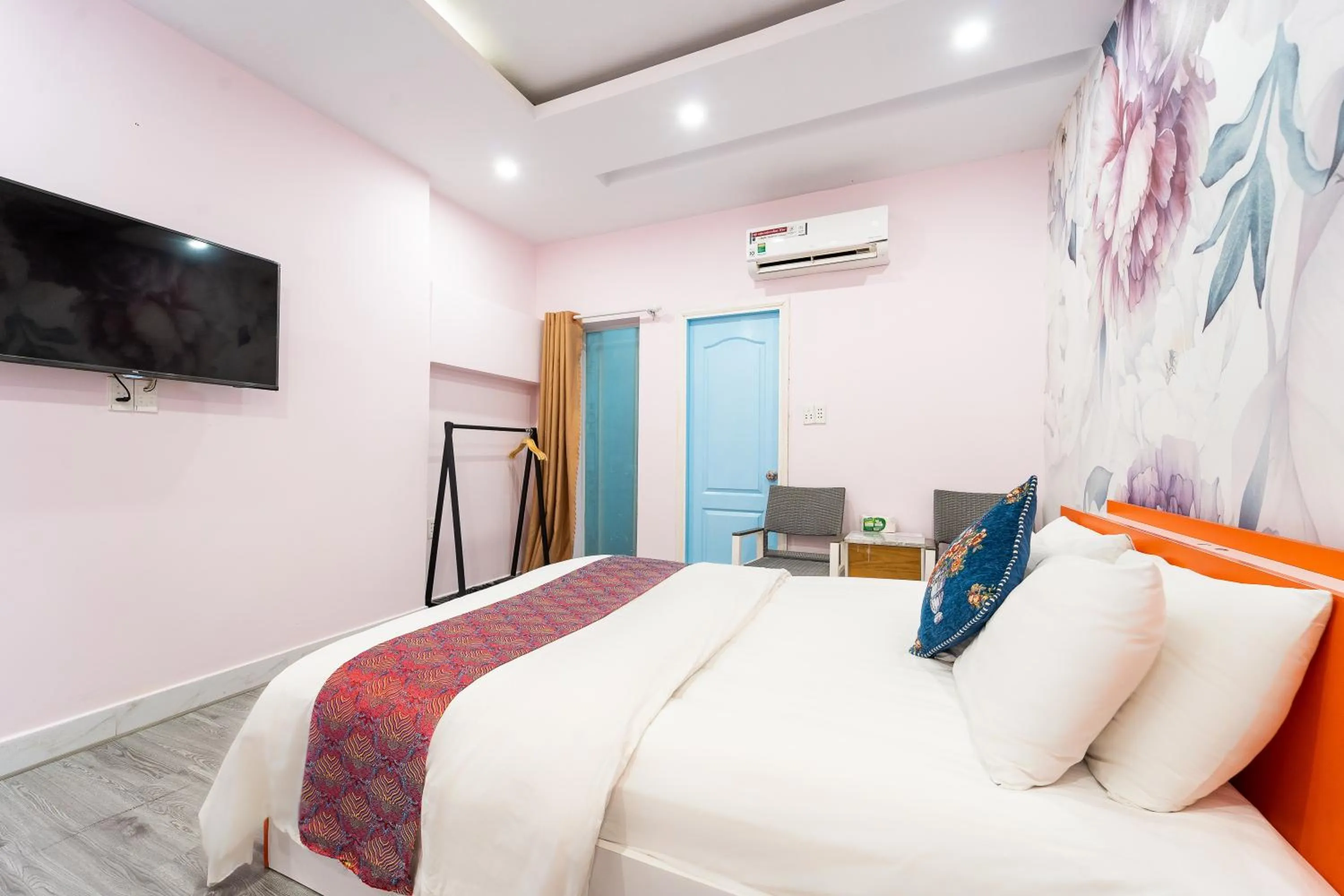 Photo of the whole room, Bed in Collection O District Tan Binh Near Airport Formerly Joy Inn