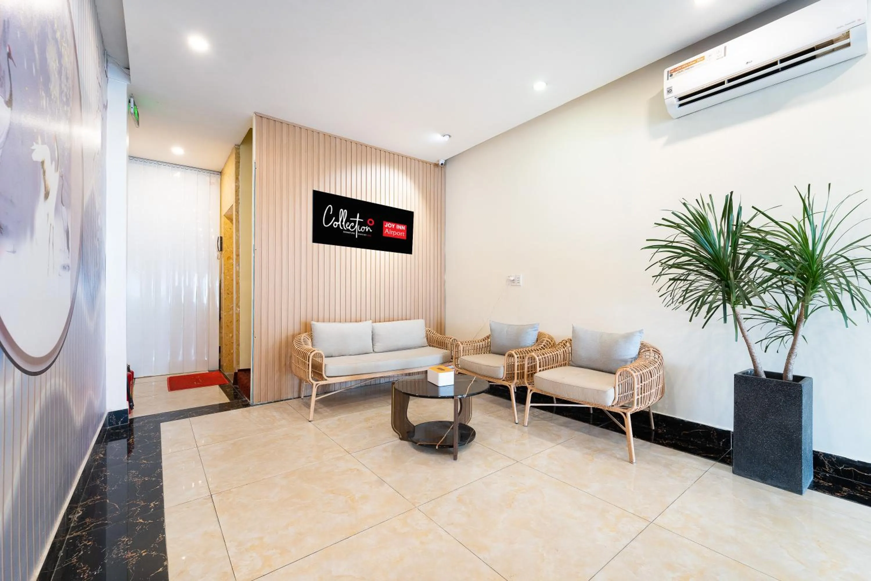 TV and multimedia in Collection O District Tan Binh Near Airport Formerly Joy Inn