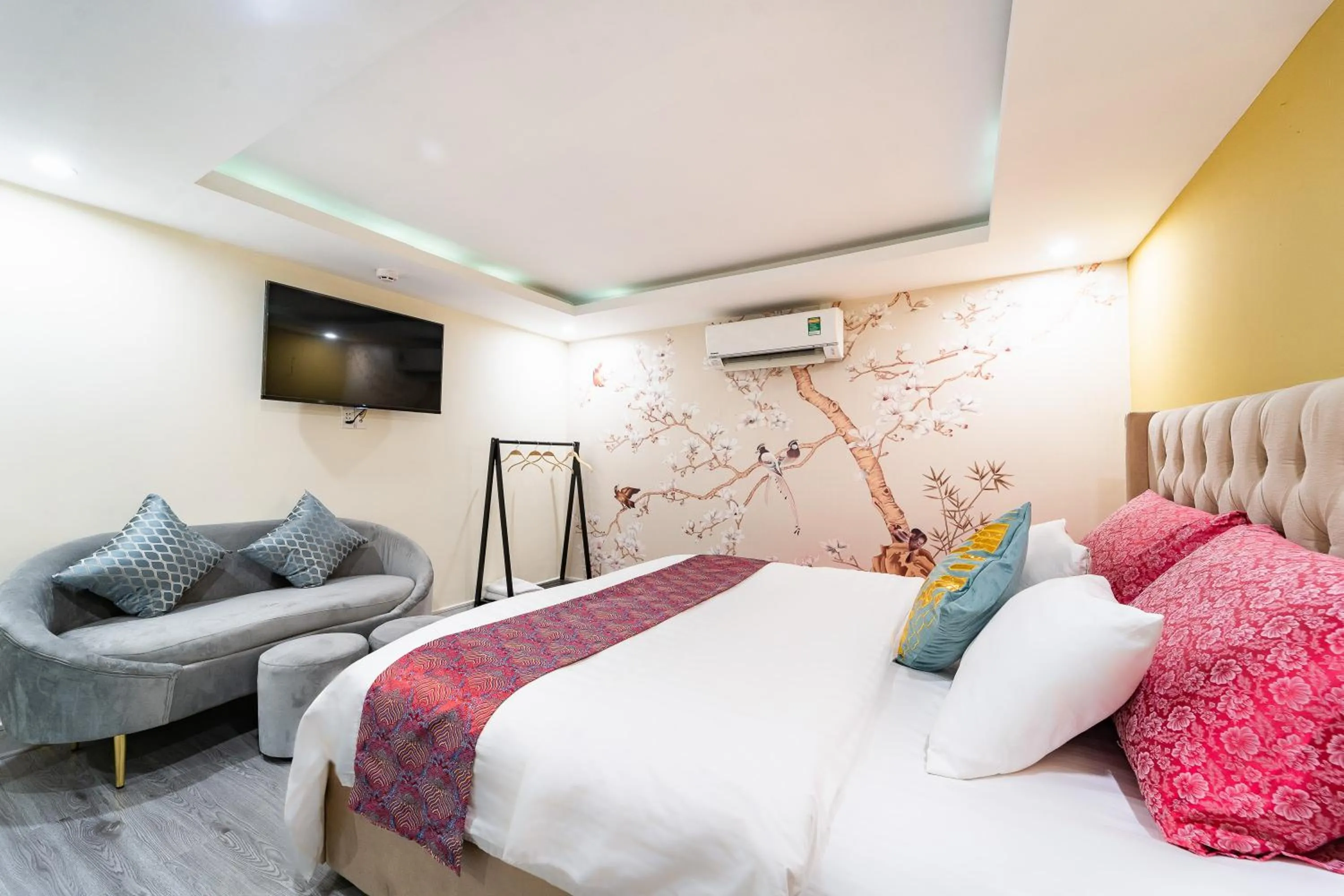 Photo of the whole room, Bed in Collection O District Tan Binh Near Airport Formerly Joy Inn