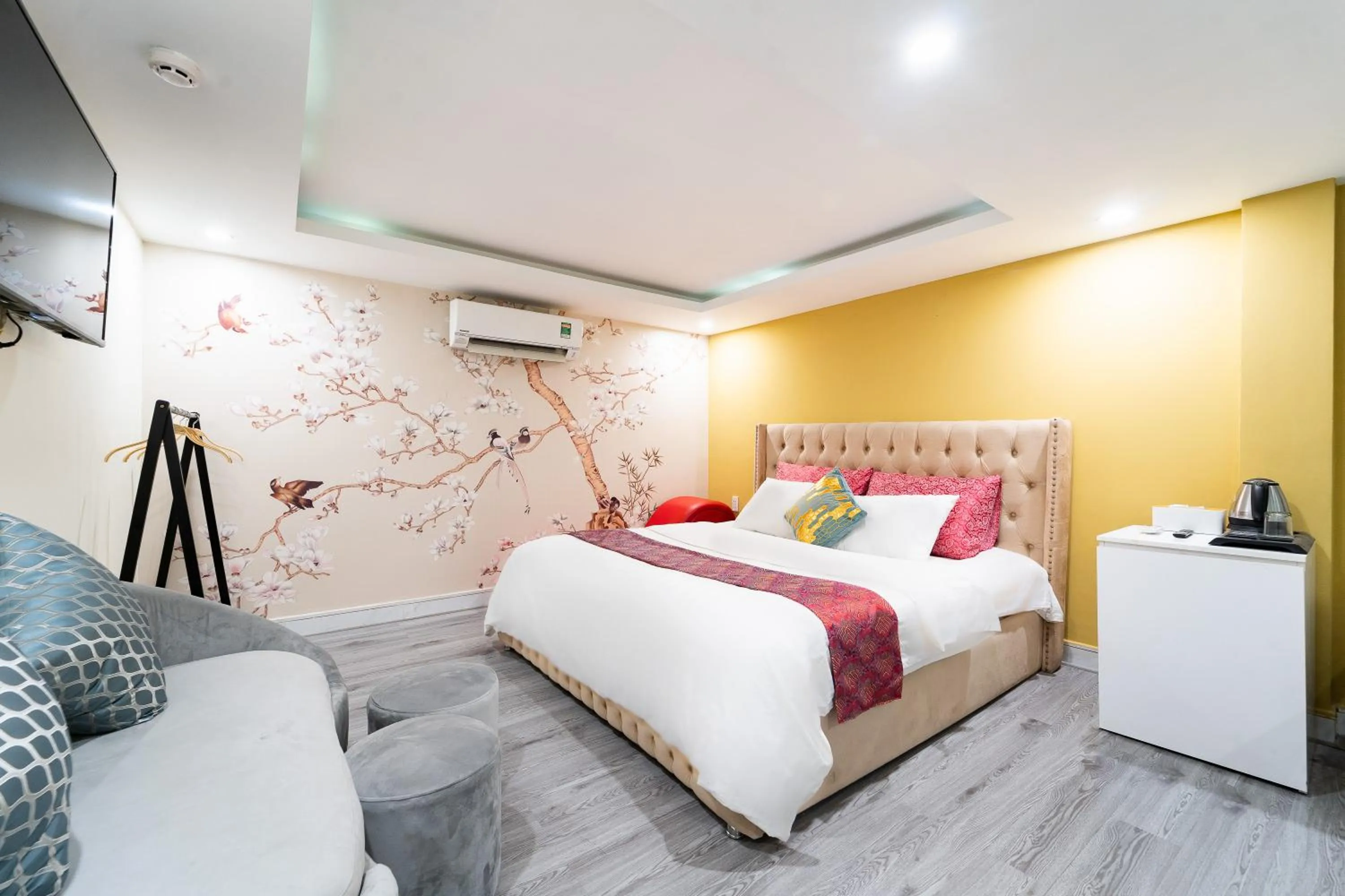 Photo of the whole room, Bed in Collection O District Tan Binh Near Airport Formerly Joy Inn