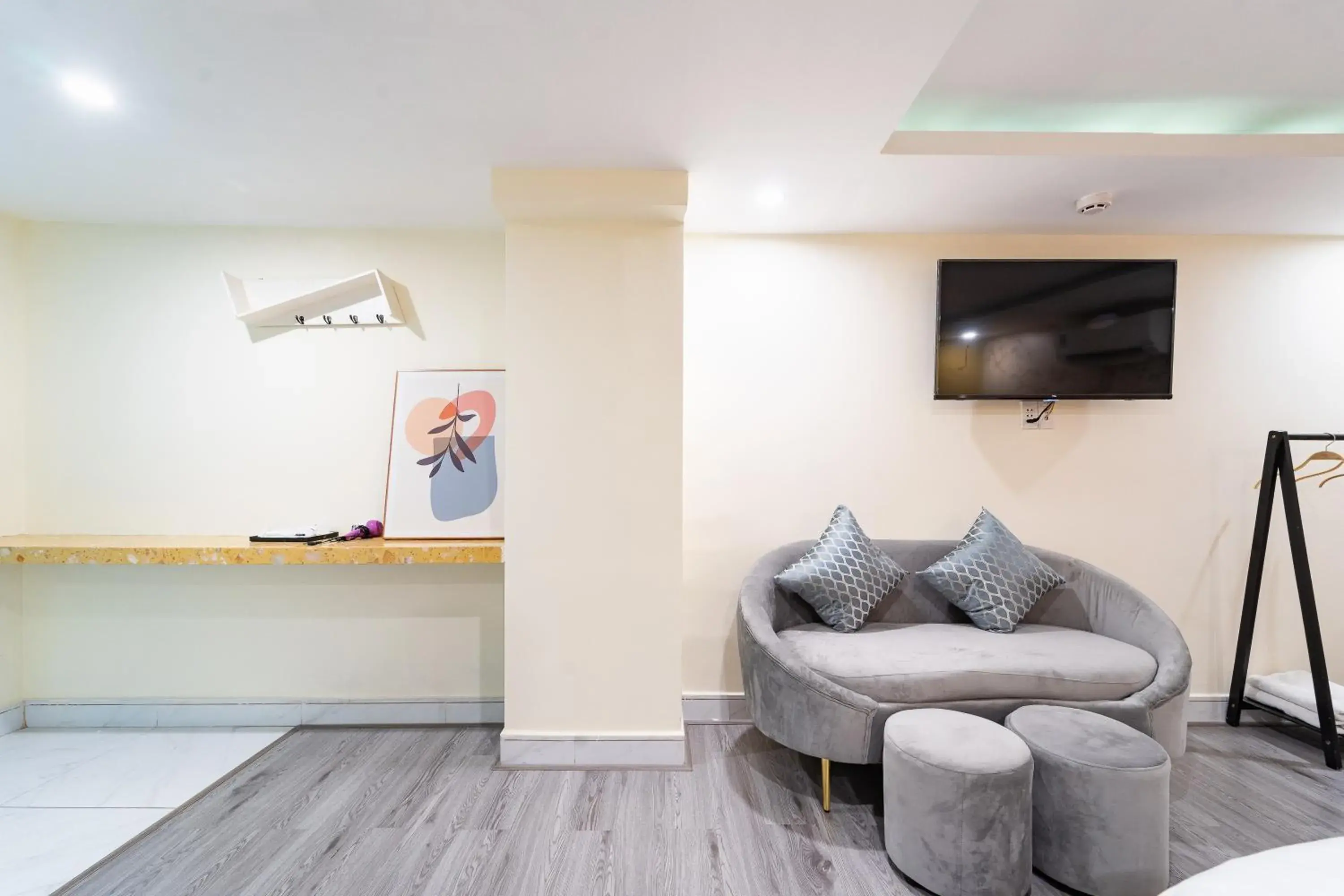 TV and multimedia in Collection O Joy Inn - Near T3 Terminal TV and multimedia in Collection O Joy Inn - Near T3 Terminal