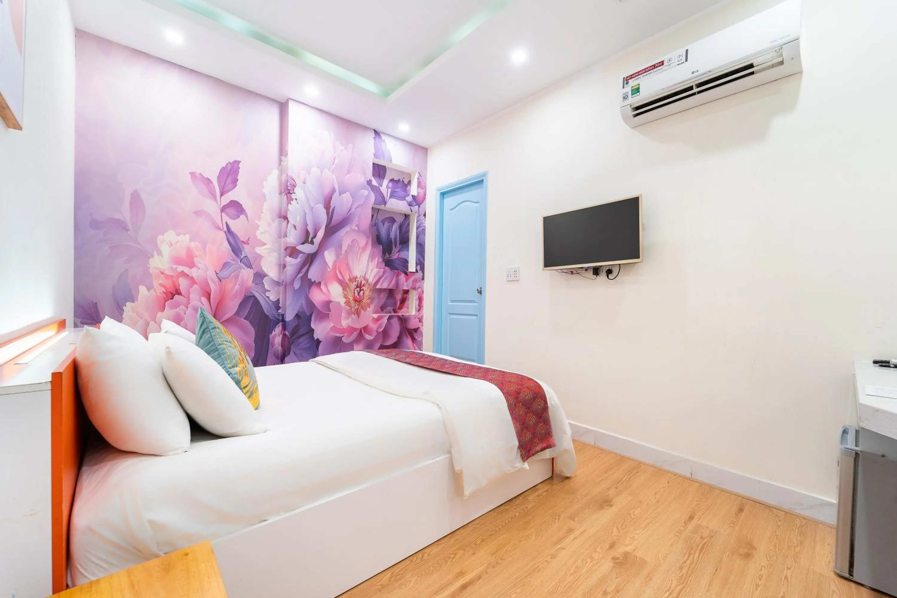 Photo of the whole room, Bed in Collection O District Tan Binh Near Airport Formerly Joy Inn