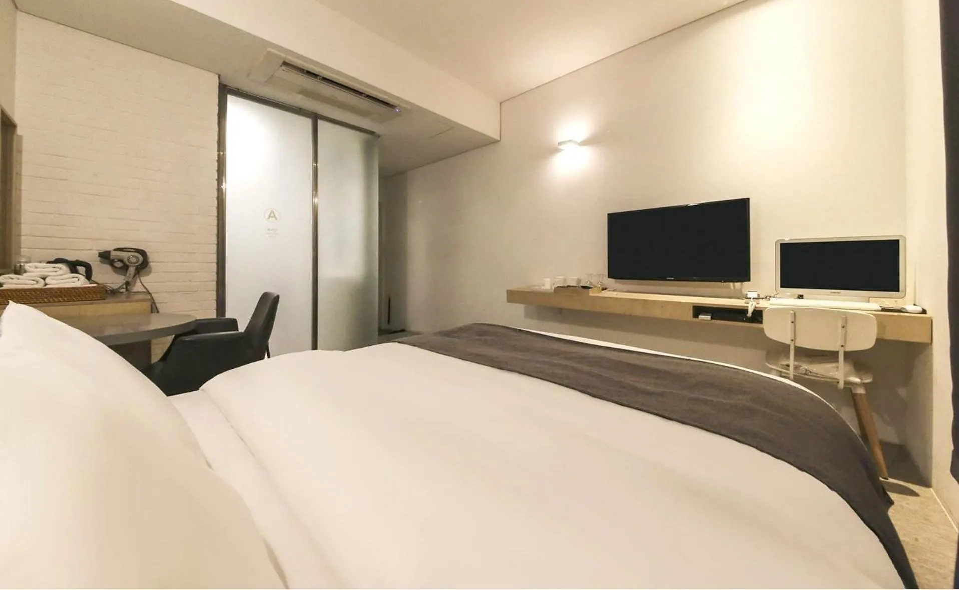 Photo of the whole room, Bed in Ami Boutique Hotel, Yongin