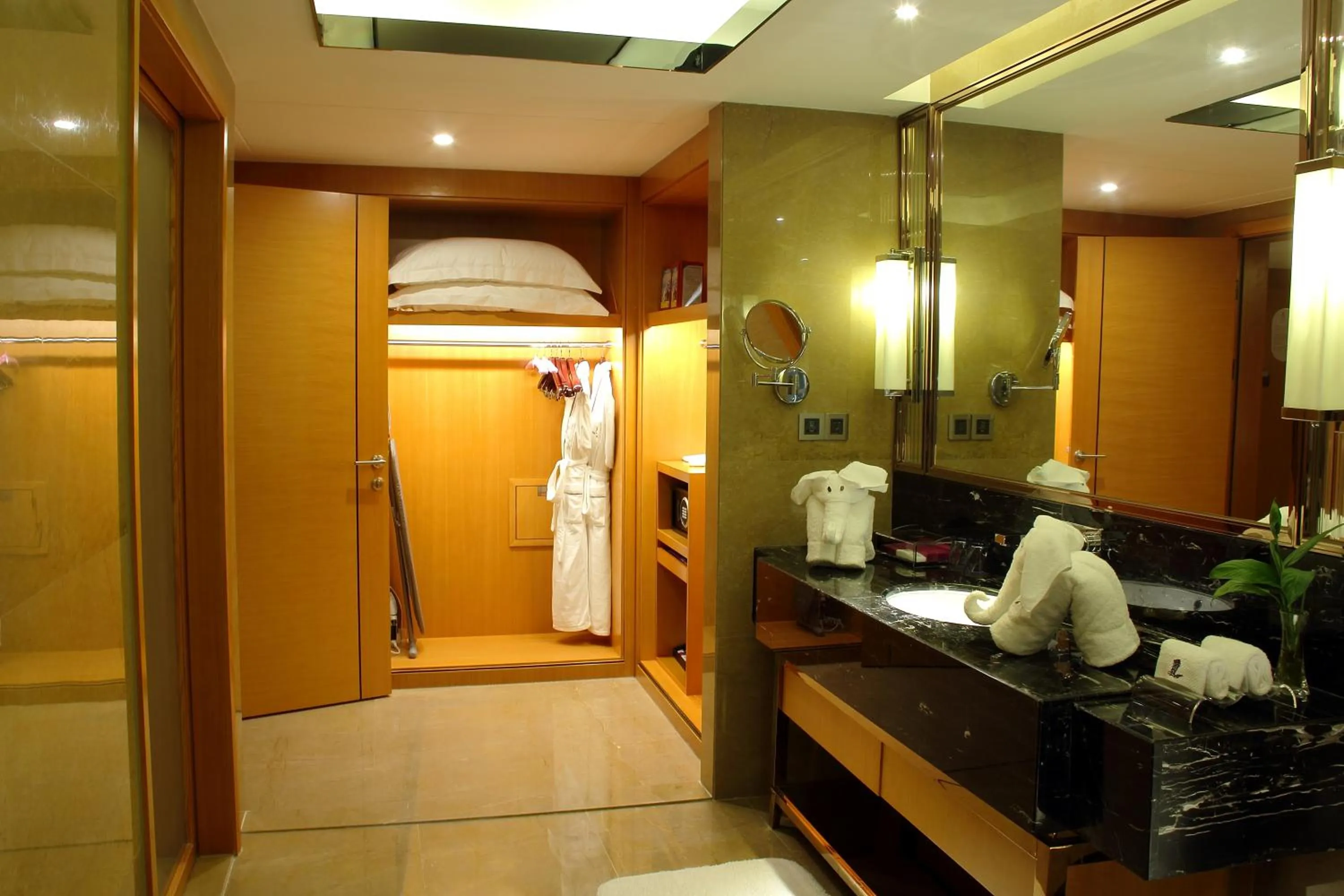 wardrobe in Sentosa Hotel Apartment Taoyuan Branch