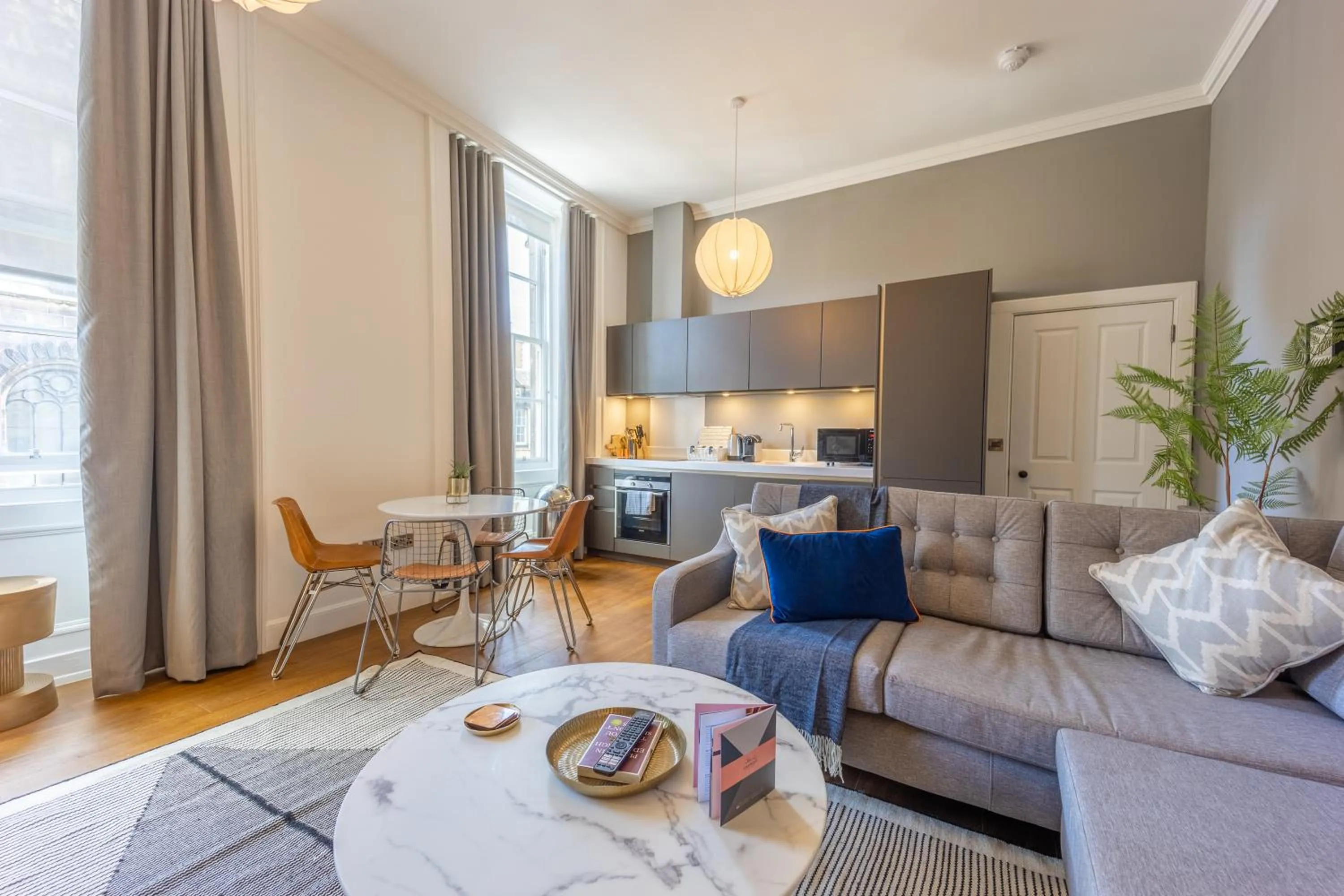 Living room in No1 Apartments Edinburgh - George IV Bridge