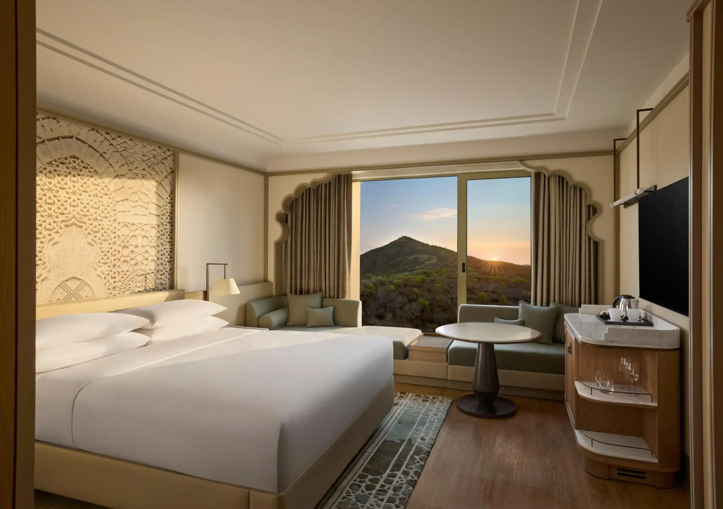Deluxe King Room: Enjoy INR 1500 hotel credits per stay - single occupancy in Udaipur Marriott Hotel Deluxe King Room: Enjoy INR 1500 hotel credits per stay - single occupancy in Udaipur Marriott Hotel