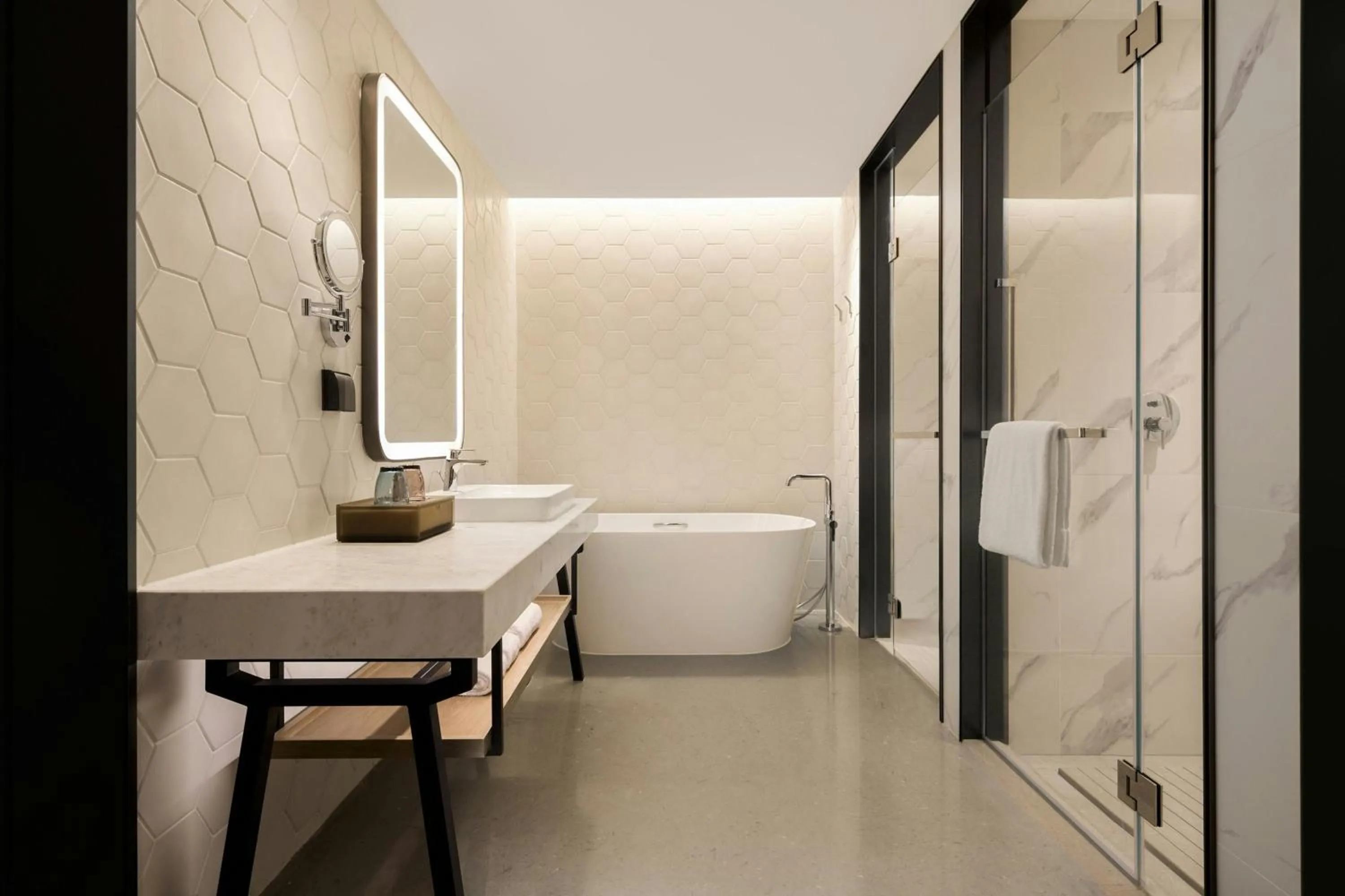 Bathroom, Bed in Sheraton Grand Xiamen Jimei