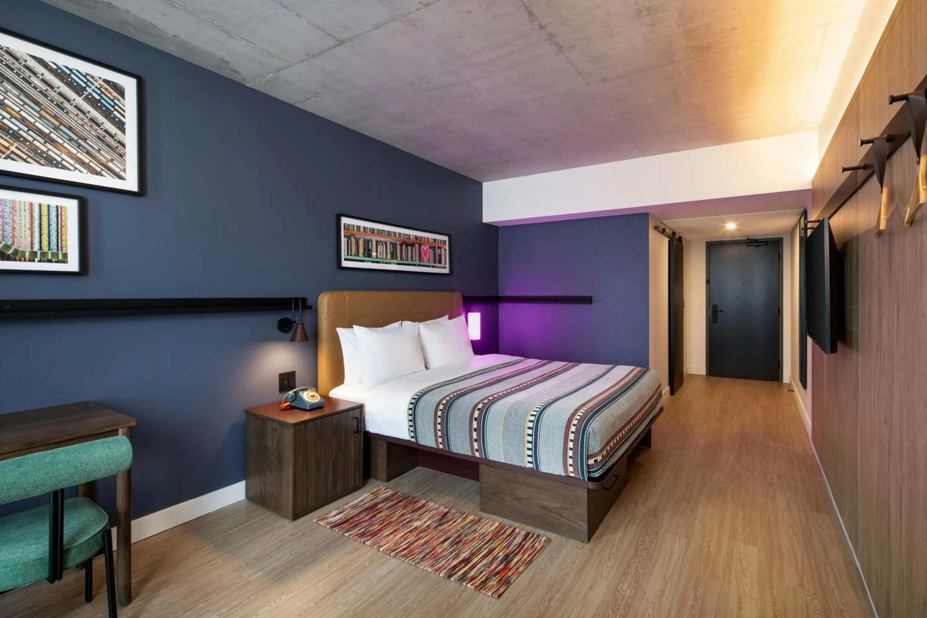 Photo of the whole room, Bed in Moxy Montreal Downtown