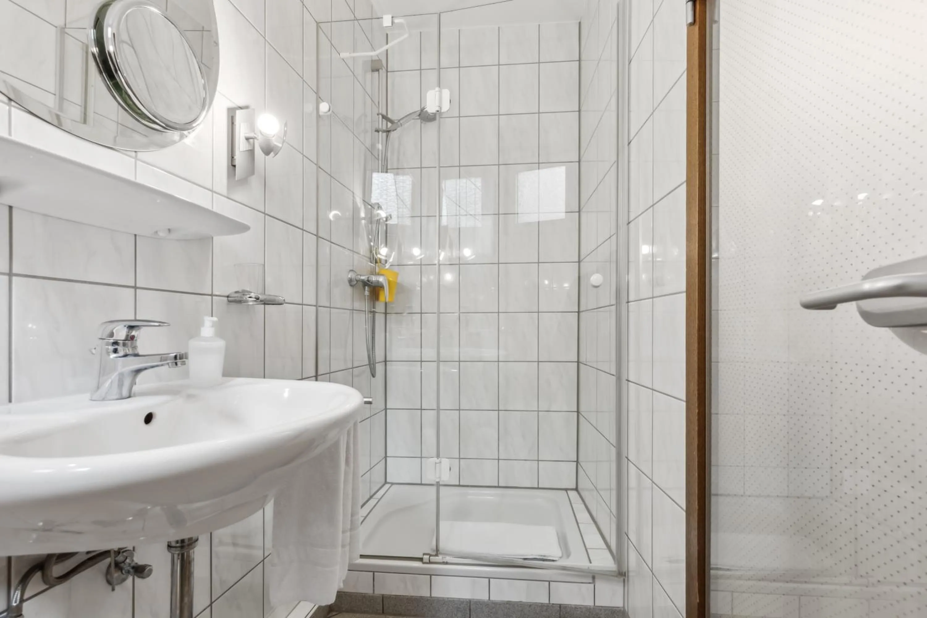 Shower in Hotel zum Erwin