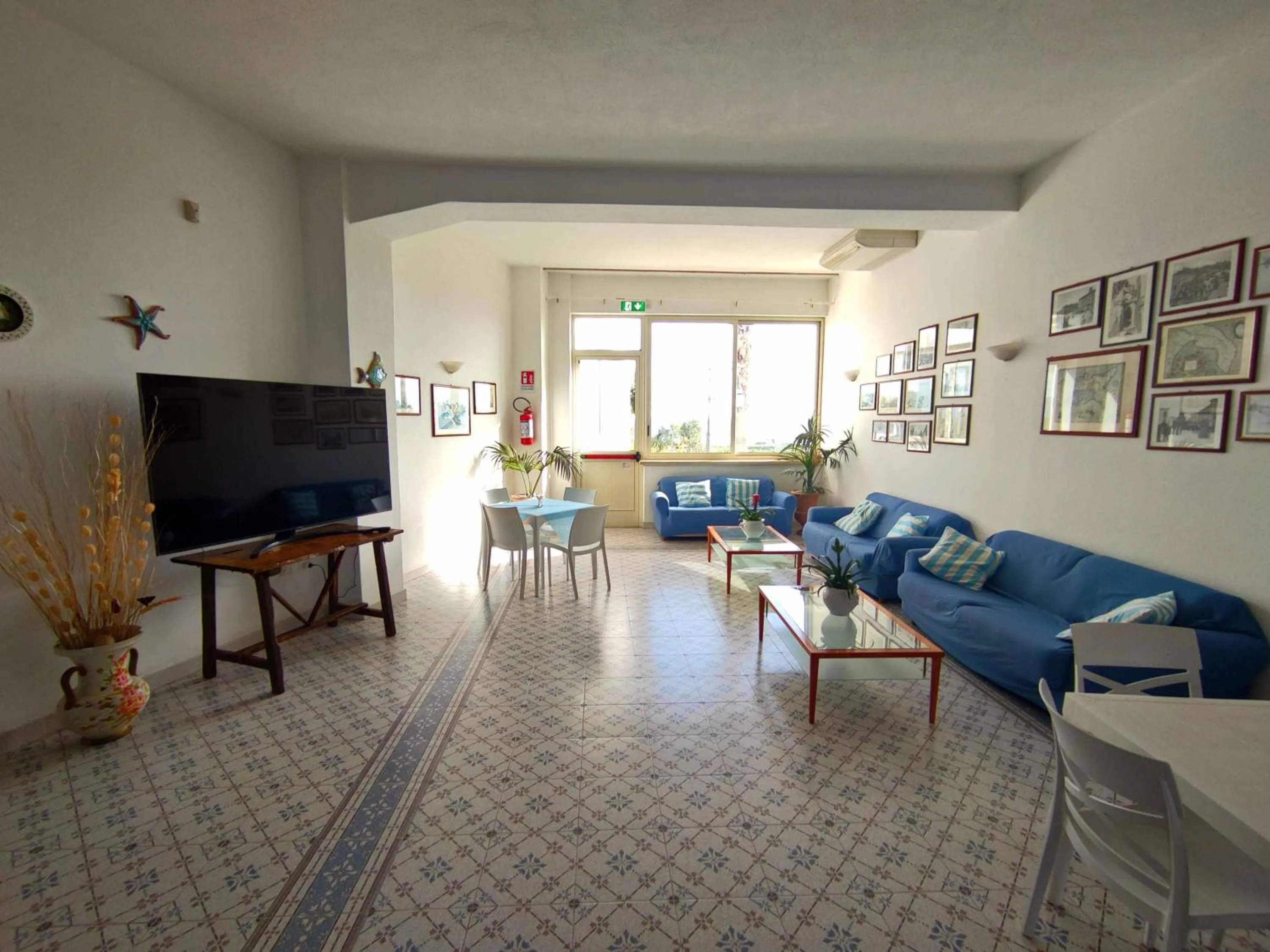 Communal lounge/ TV room in Picchio Hotel Pescoluse