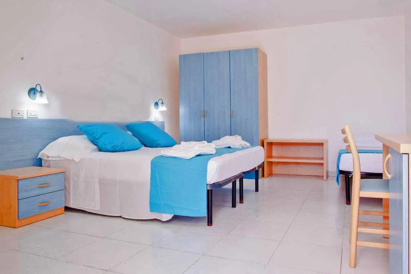 Economy Triple Room in Picchio Hotel Pescoluse Economy Triple Room in Picchio Hotel Pescoluse