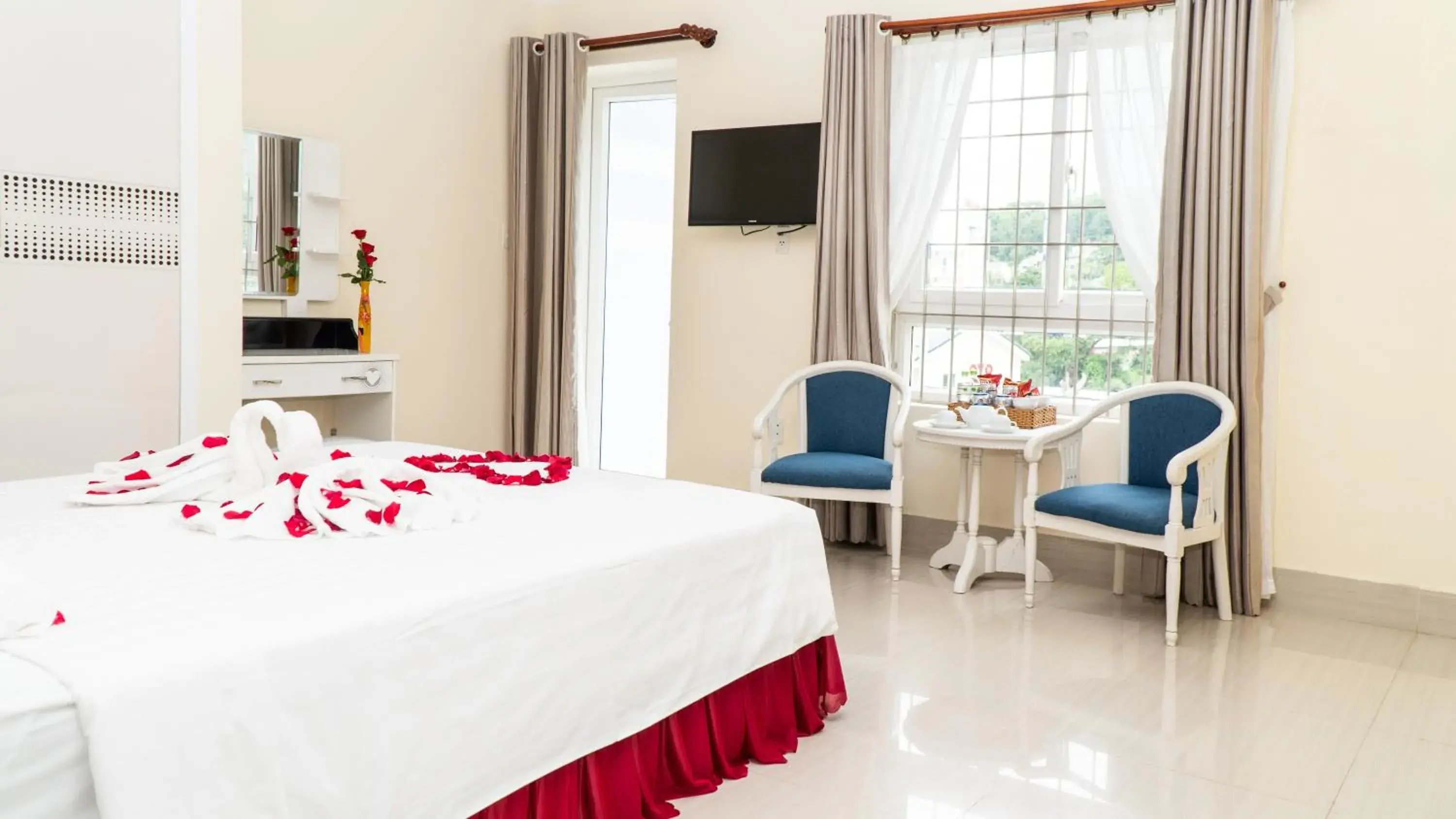 Communal lounge/ TV room, Bed in Sun & Sea Hotel Communal lounge/ TV room, Bed in Sun & Sea Hotel