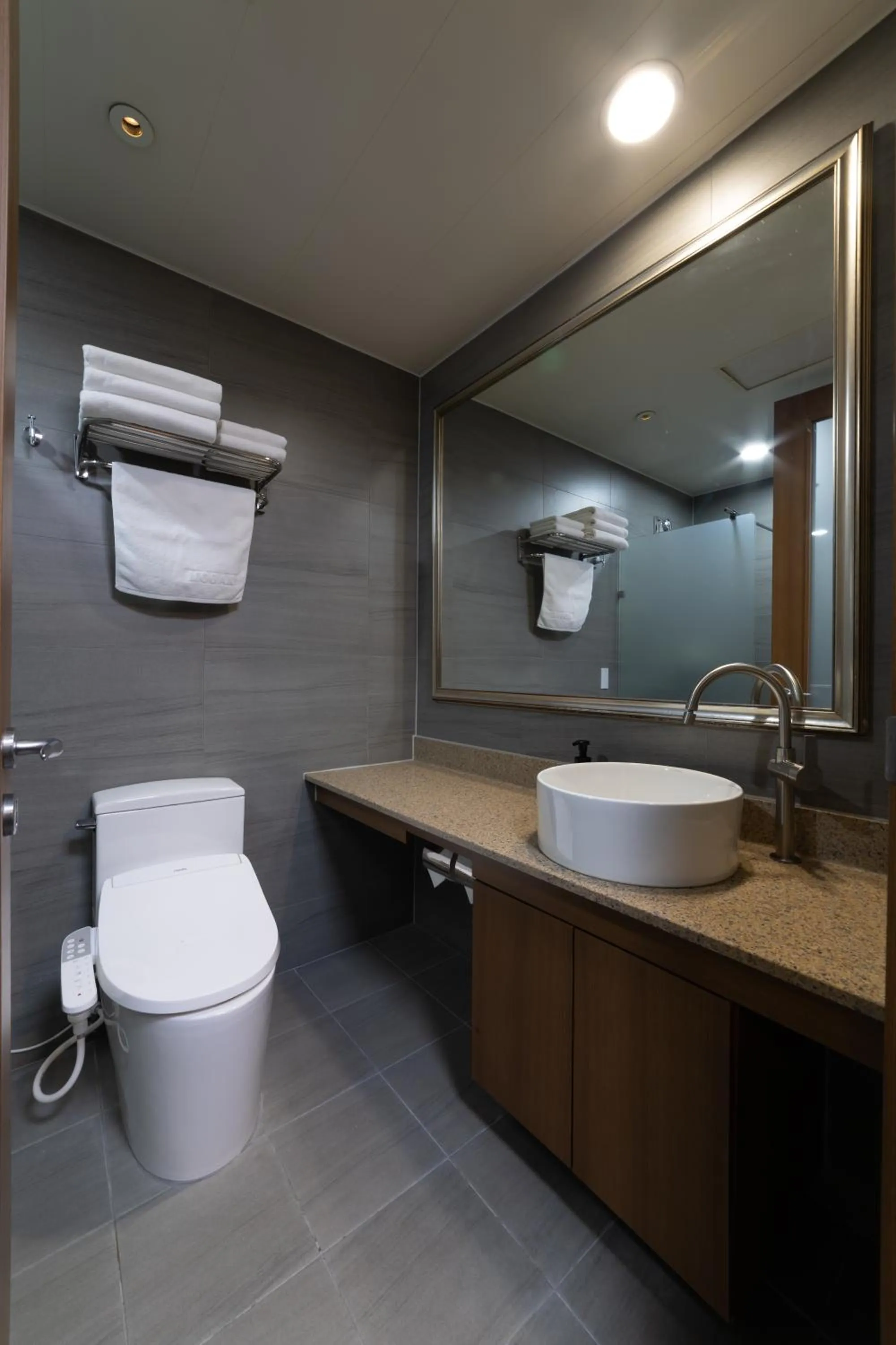 Shower in Hotel Modak Namdaemun