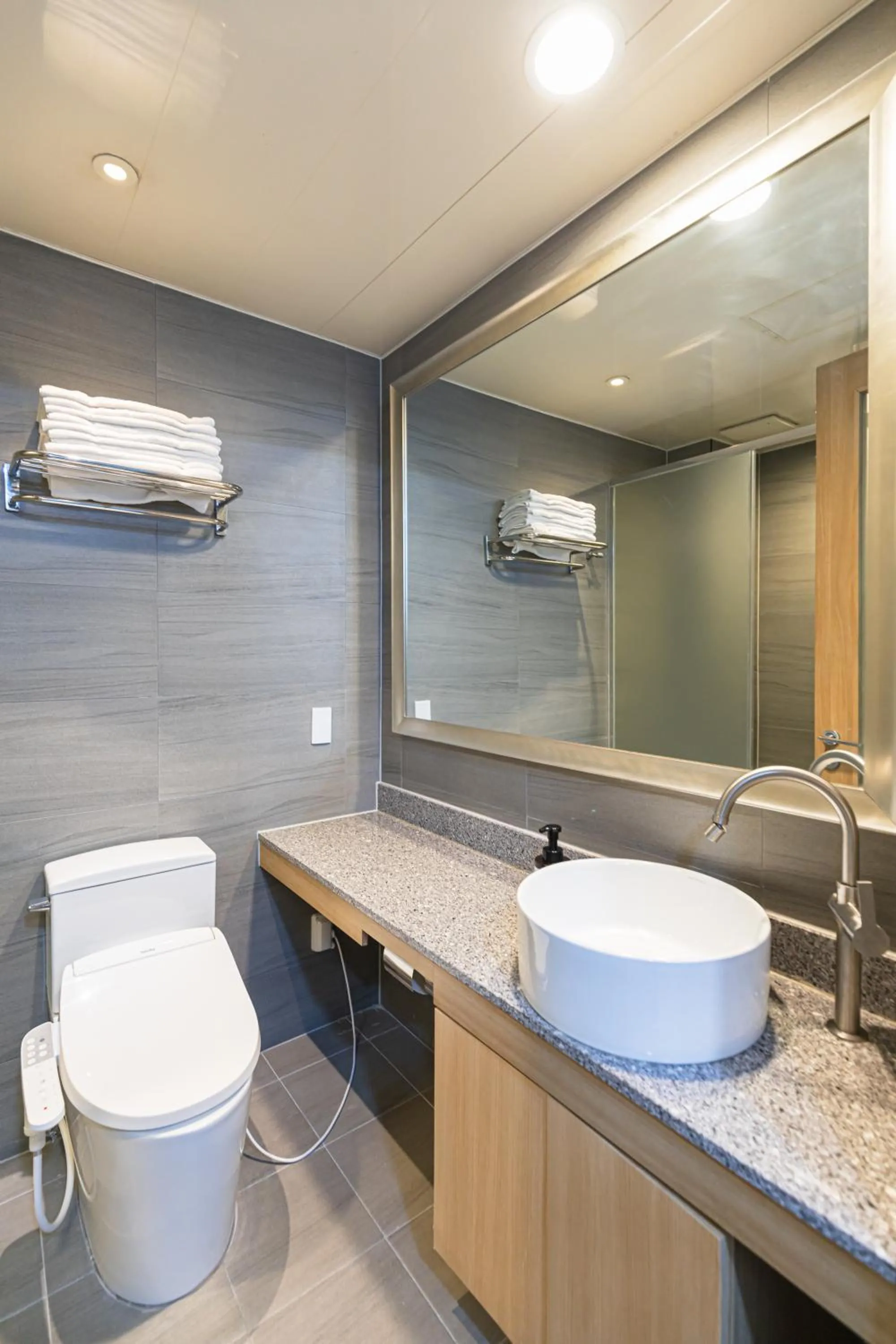 Shower in Hotel Modak Namdaemun