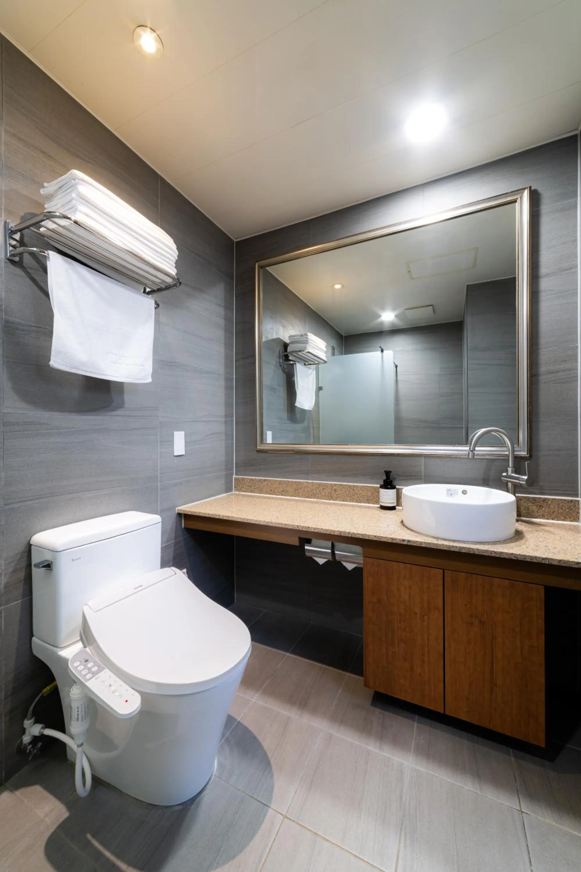 Toilet in Hotel Modak Namdaemun