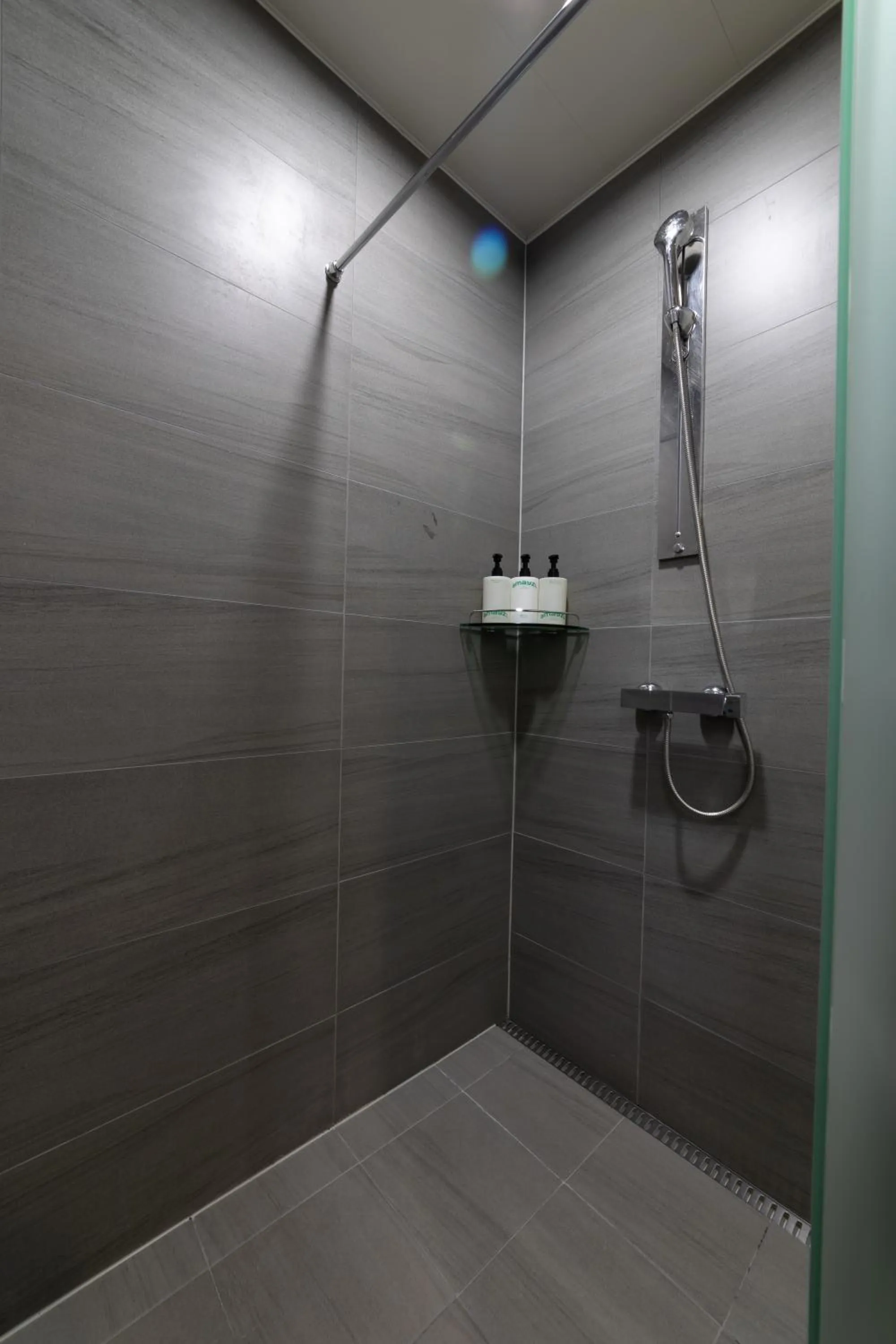 Shower in Hotel Modak Namdaemun