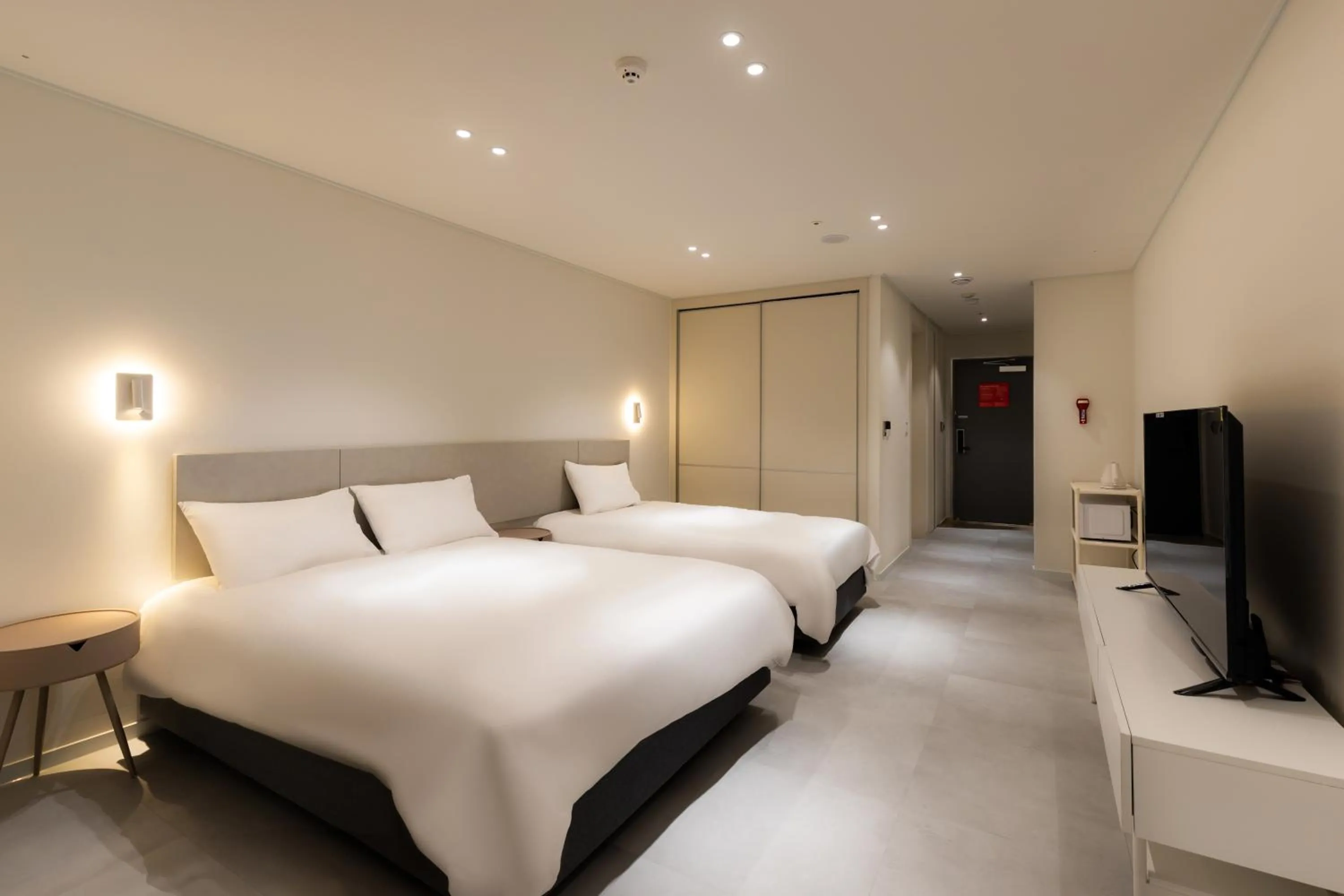 Decorative detail, Bed in Hotel Modak Namdaemun