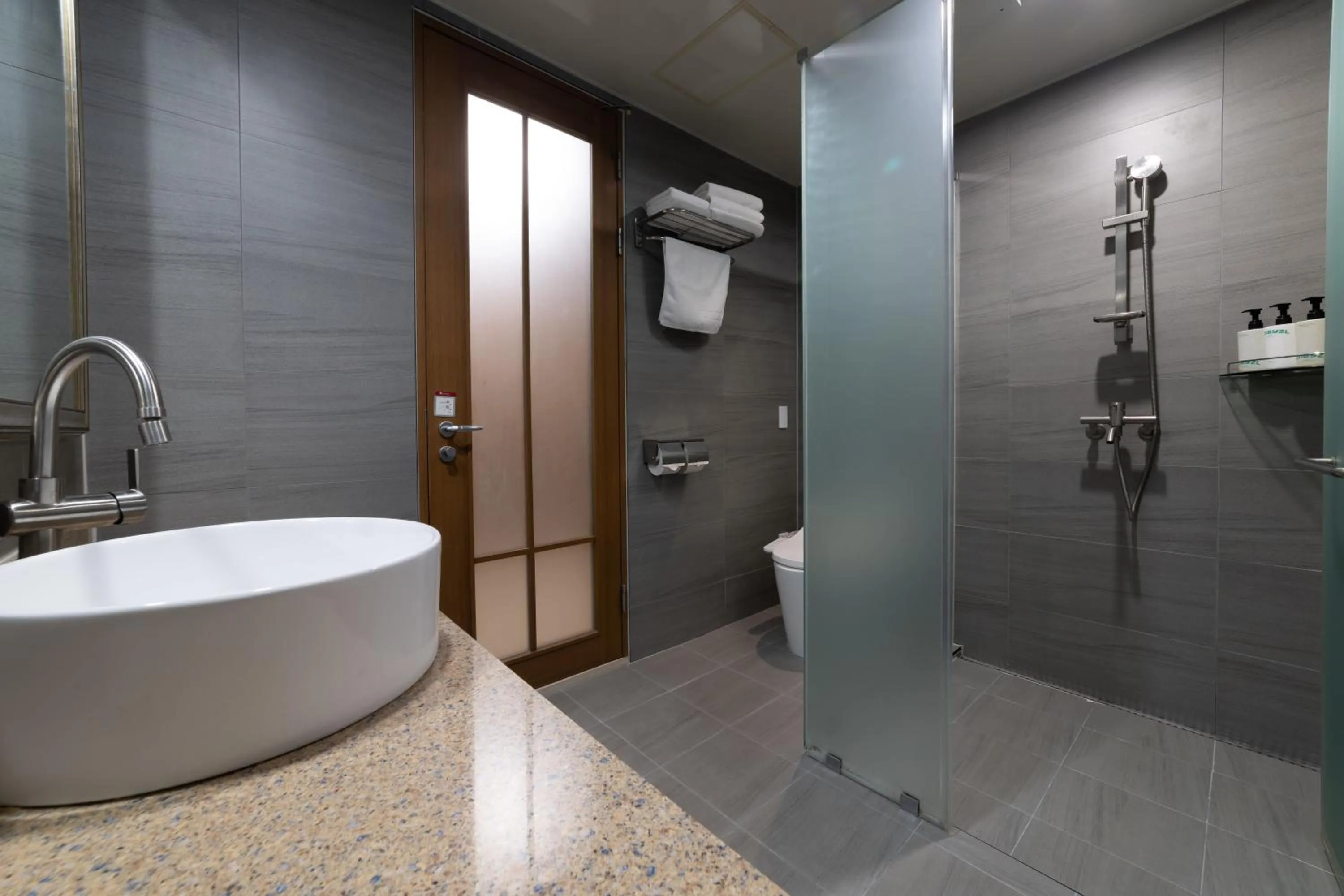 Shower in Hotel Modak Namdaemun