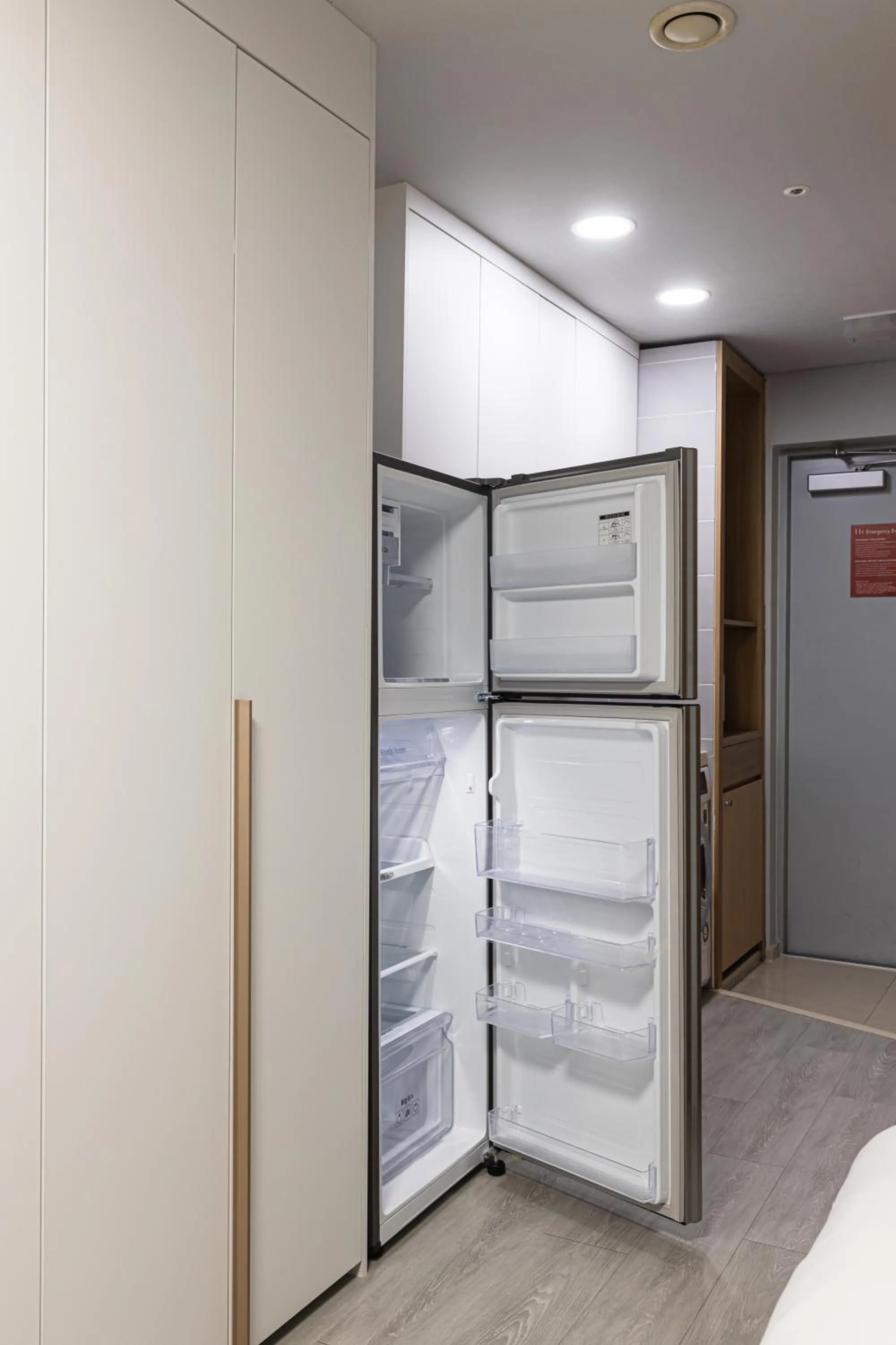 Kitchen or kitchenette, Bed in Hotel Modak Namdaemun