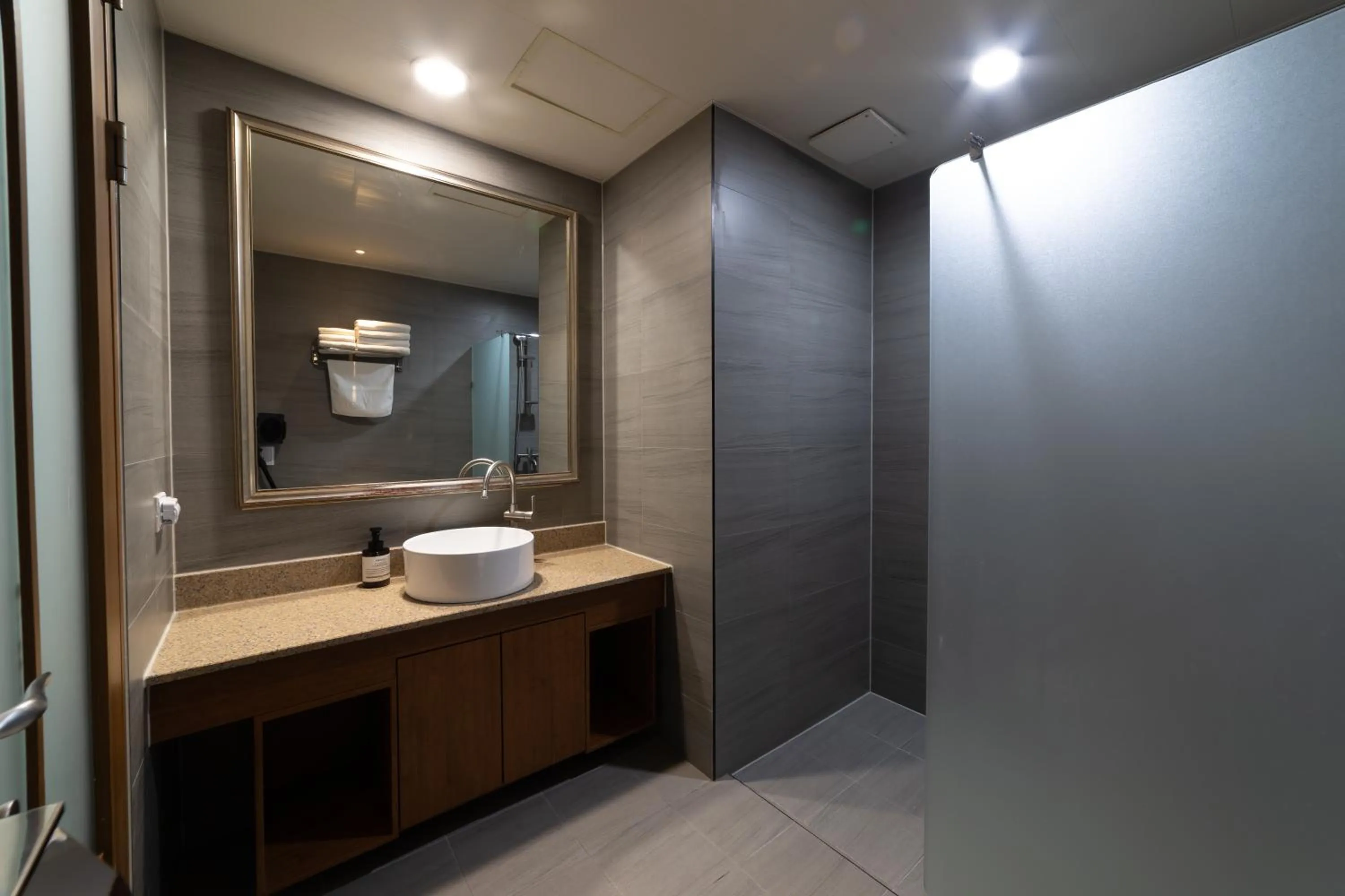Shower in Hotel Modak Namdaemun