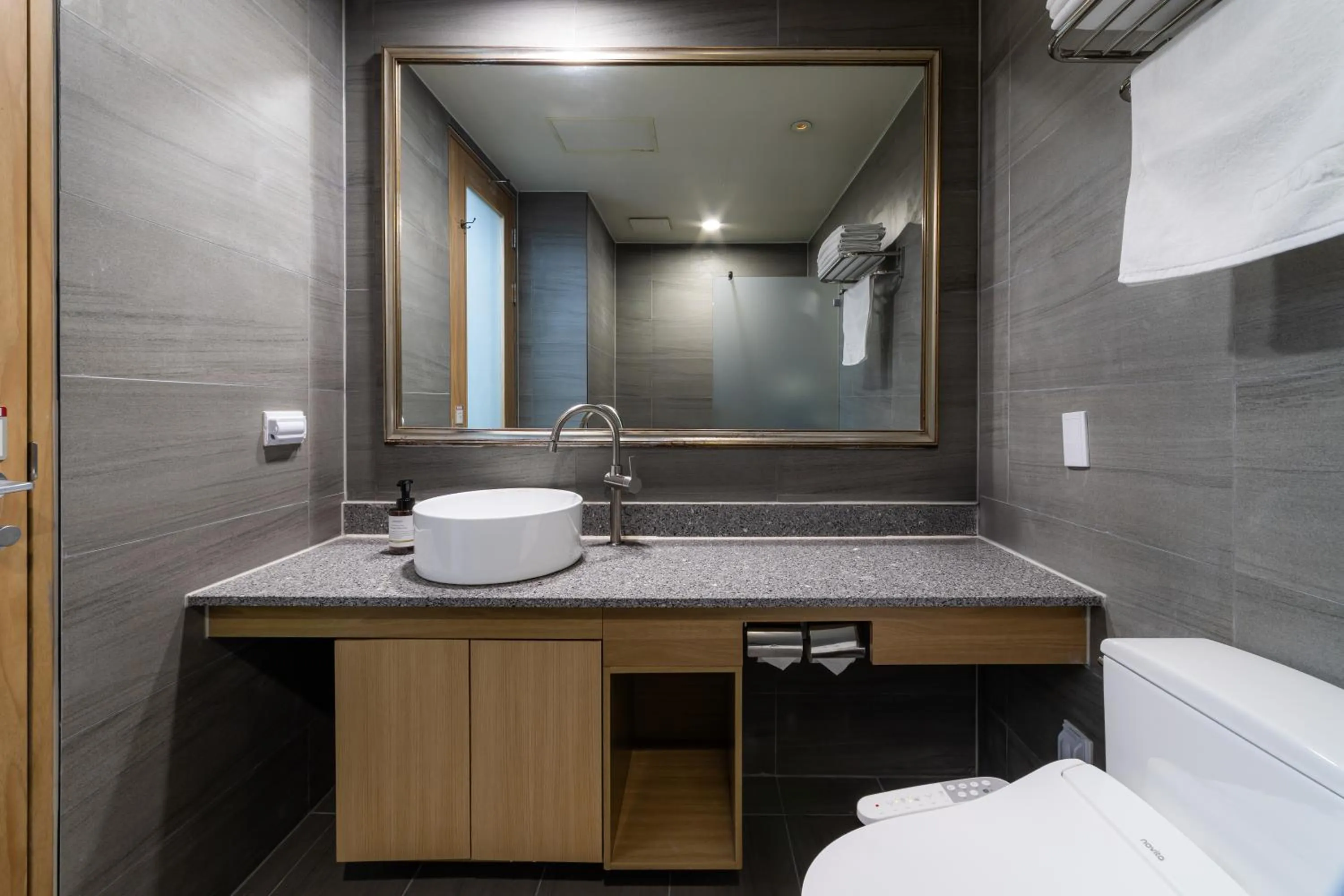 Toilet in Hotel Modak Namdaemun