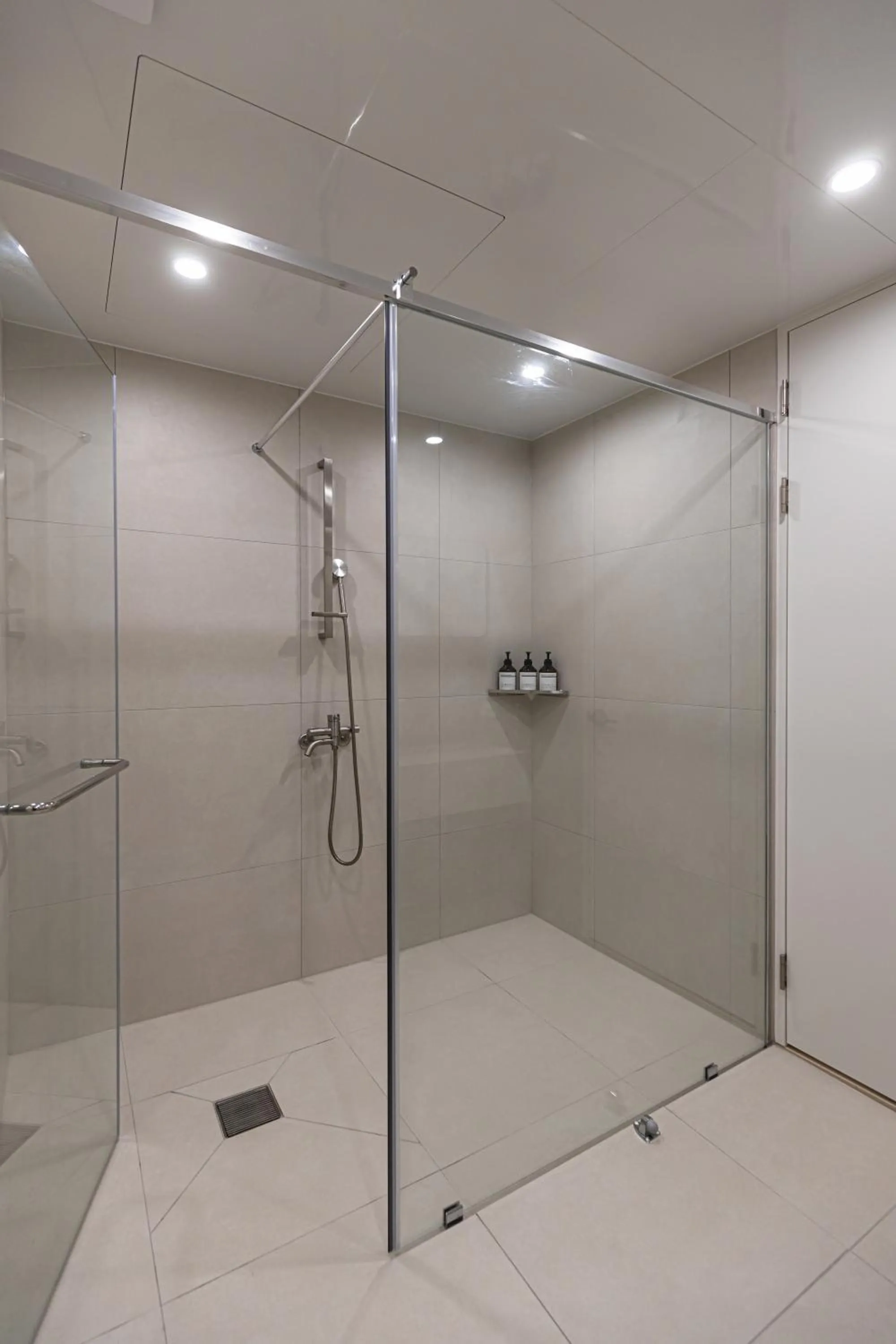 Shower in Hotel Modak Namdaemun