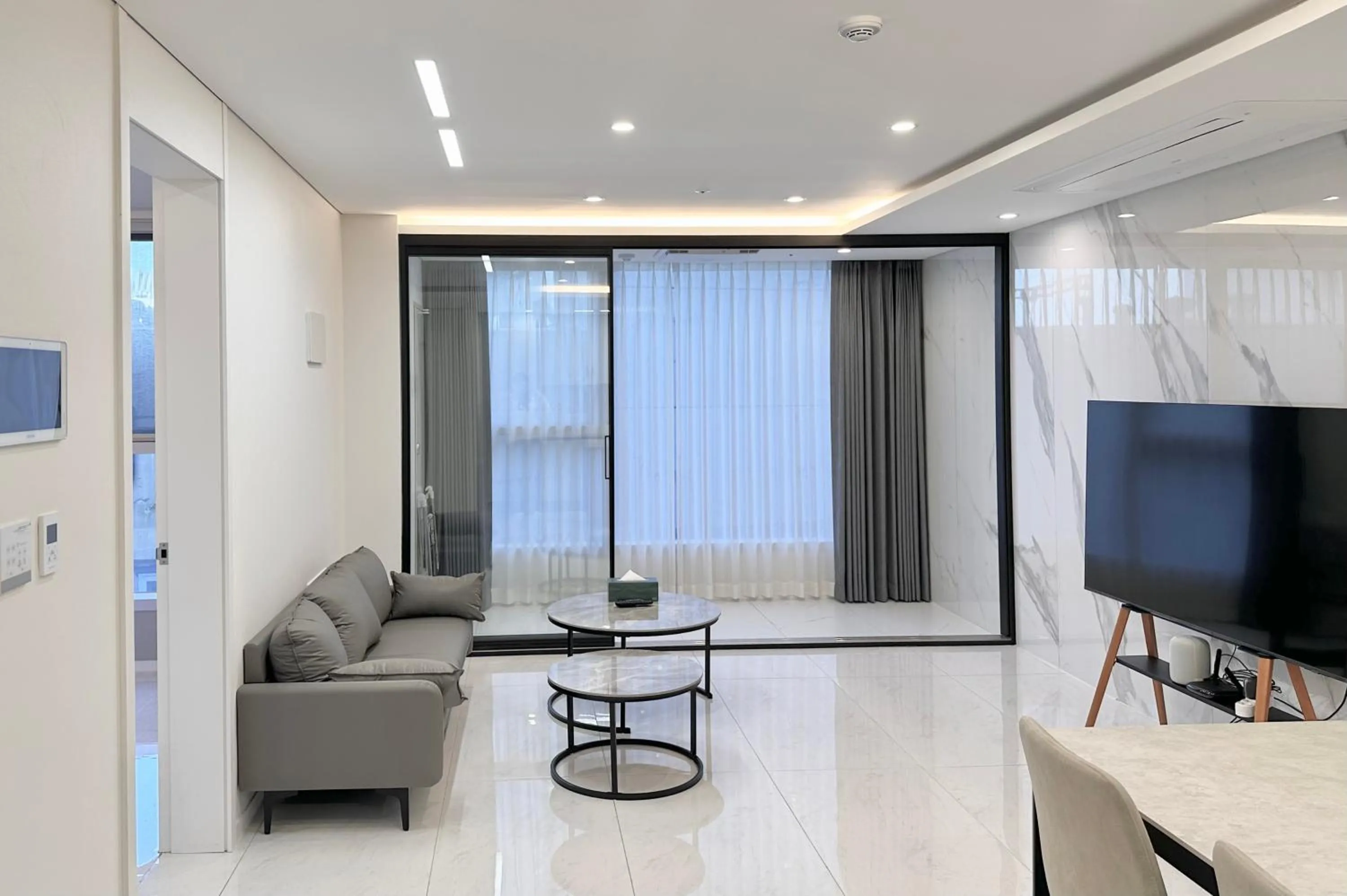 TV and multimedia in Zizel Suite Room Seocho