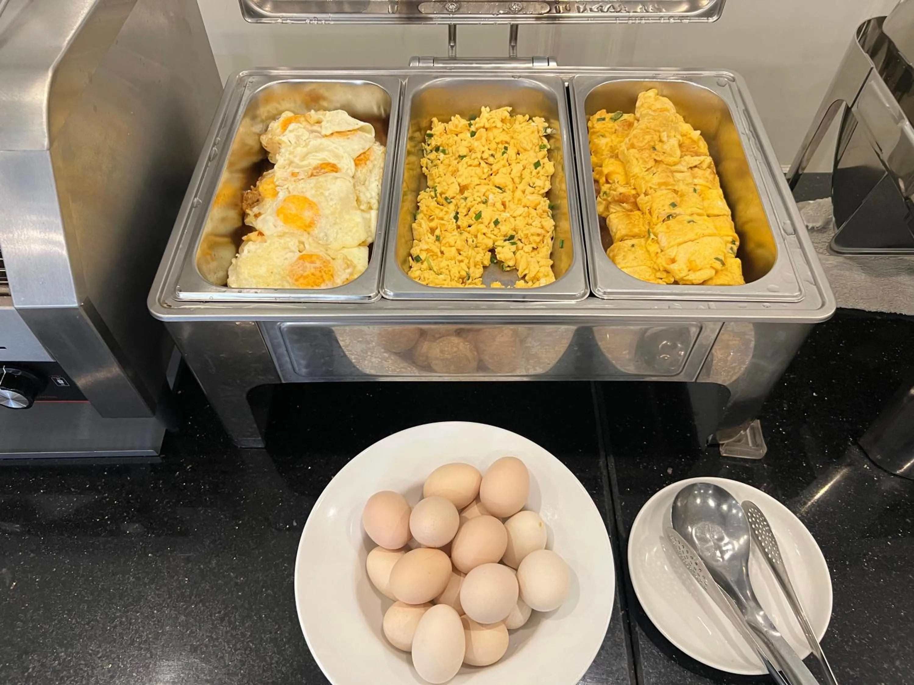 Buffet breakfast in Paragon Noi Bai Pool And Best View Airport Hotel