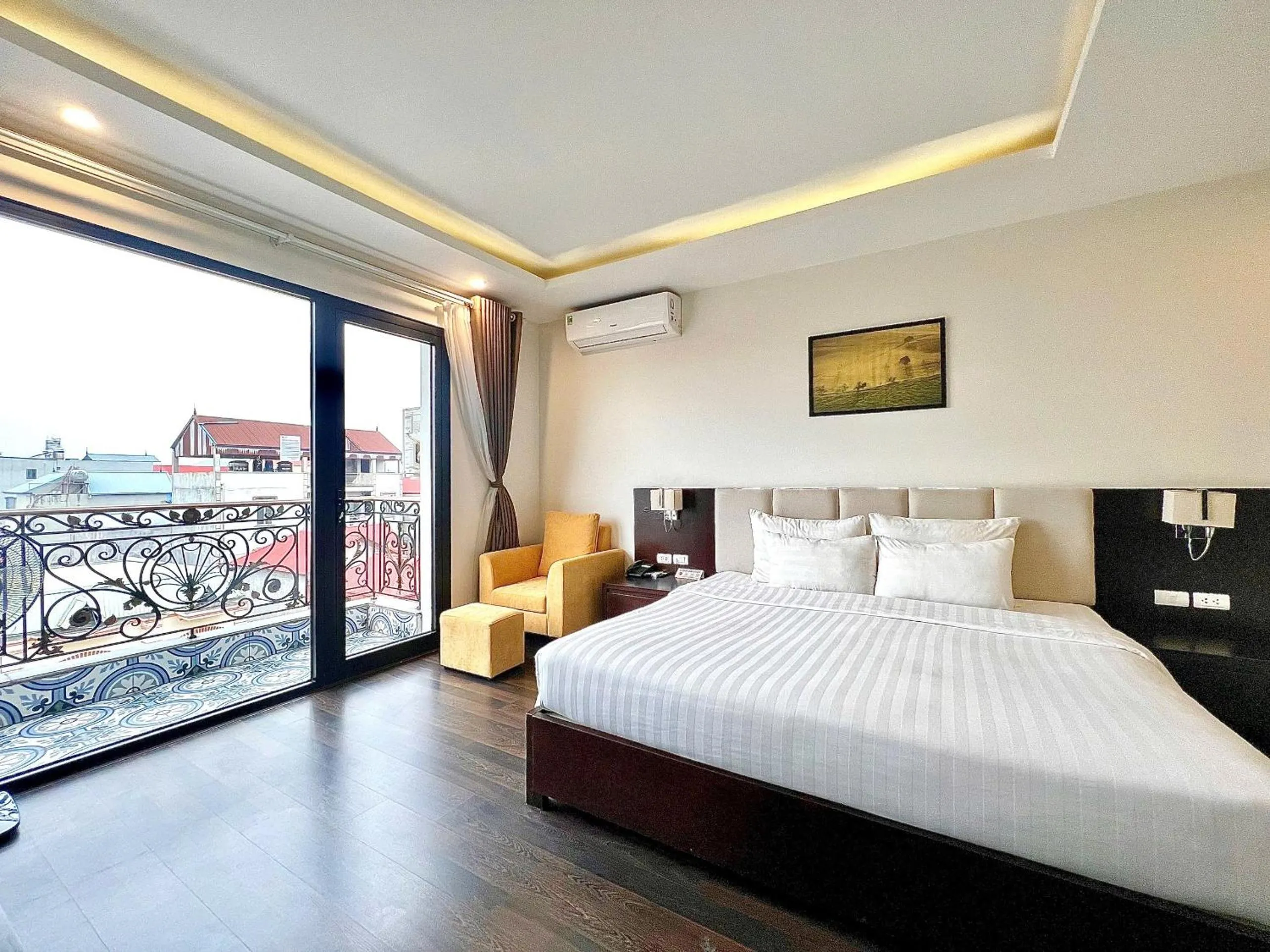 Bedroom, Bed in Paragon Noi Bai Pool And Best View Airport Hotel