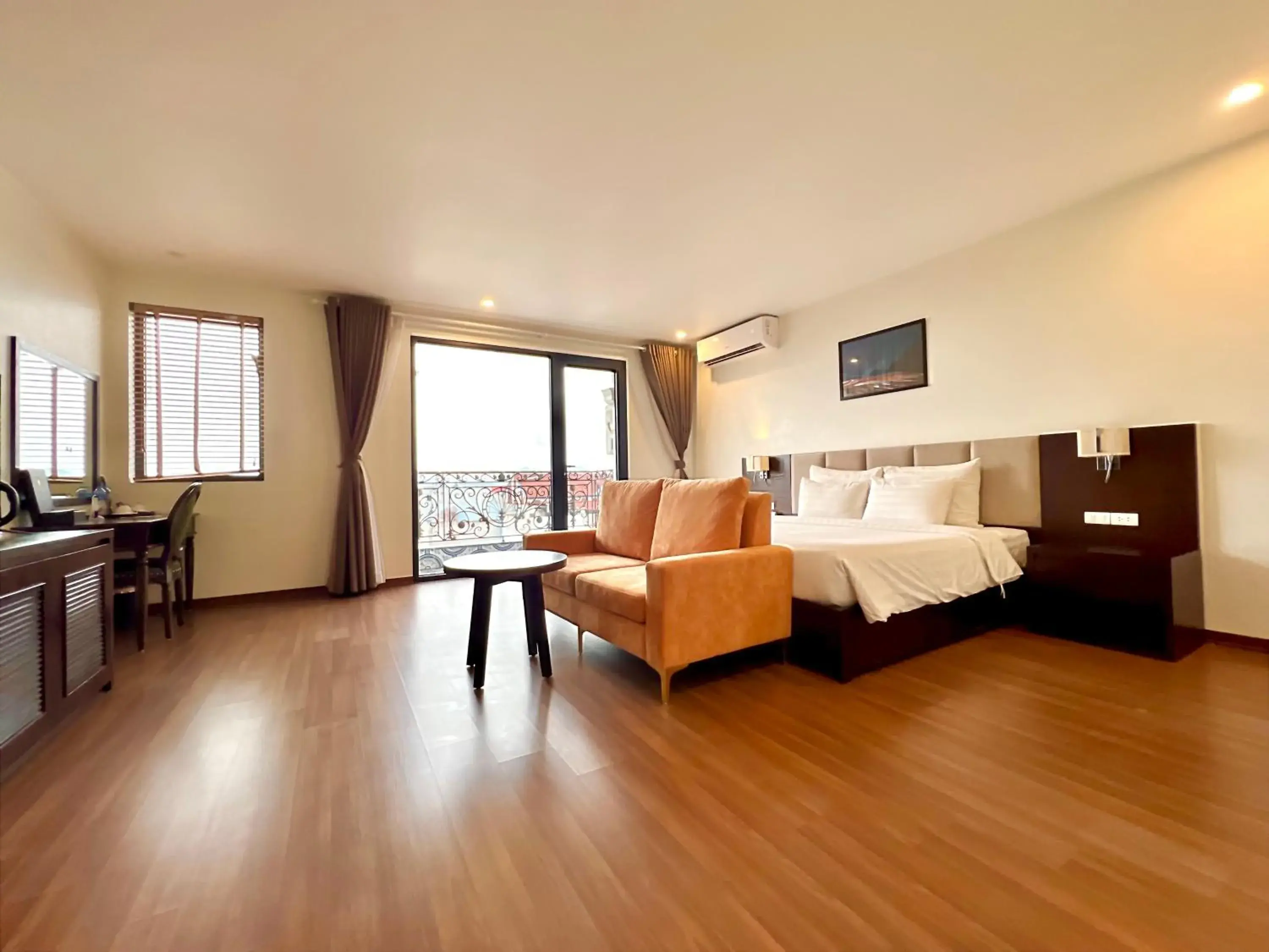 Executive Suite in Paragon Noi Bai Pool And Best View Airport Hotel Executive Suite in Paragon Noi Bai Pool And Best View Airport Hotel