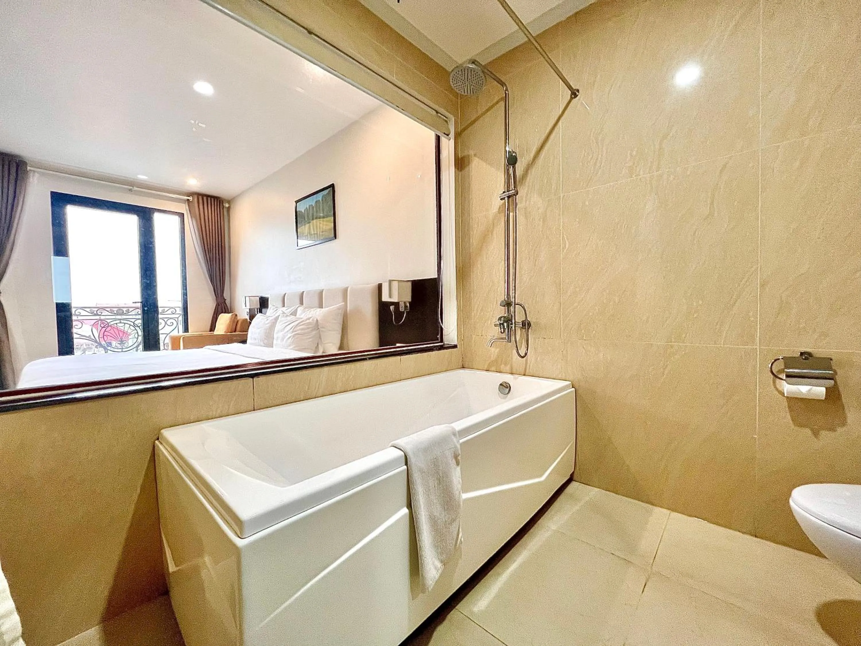 Bathroom in Paragon Noi Bai Pool And Best View Airport Hotel