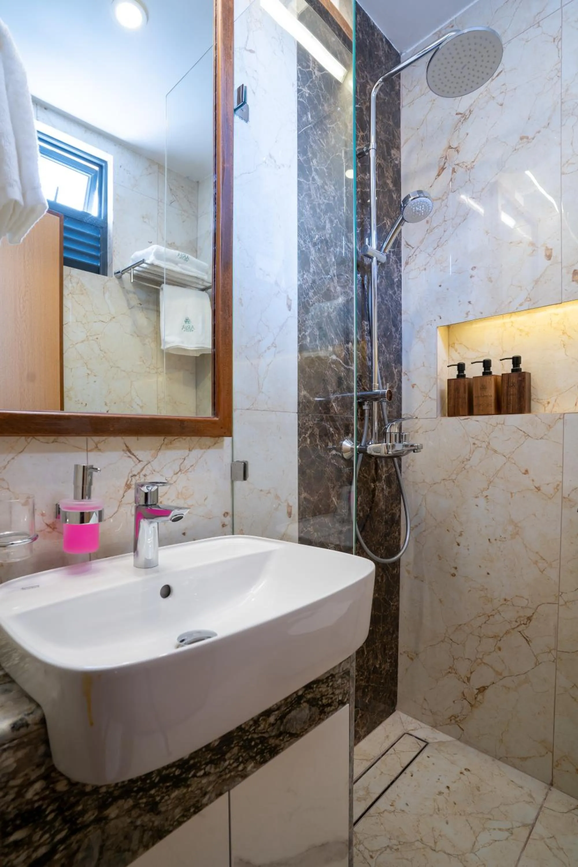 Shower in ARIA Beach, Ukulhas