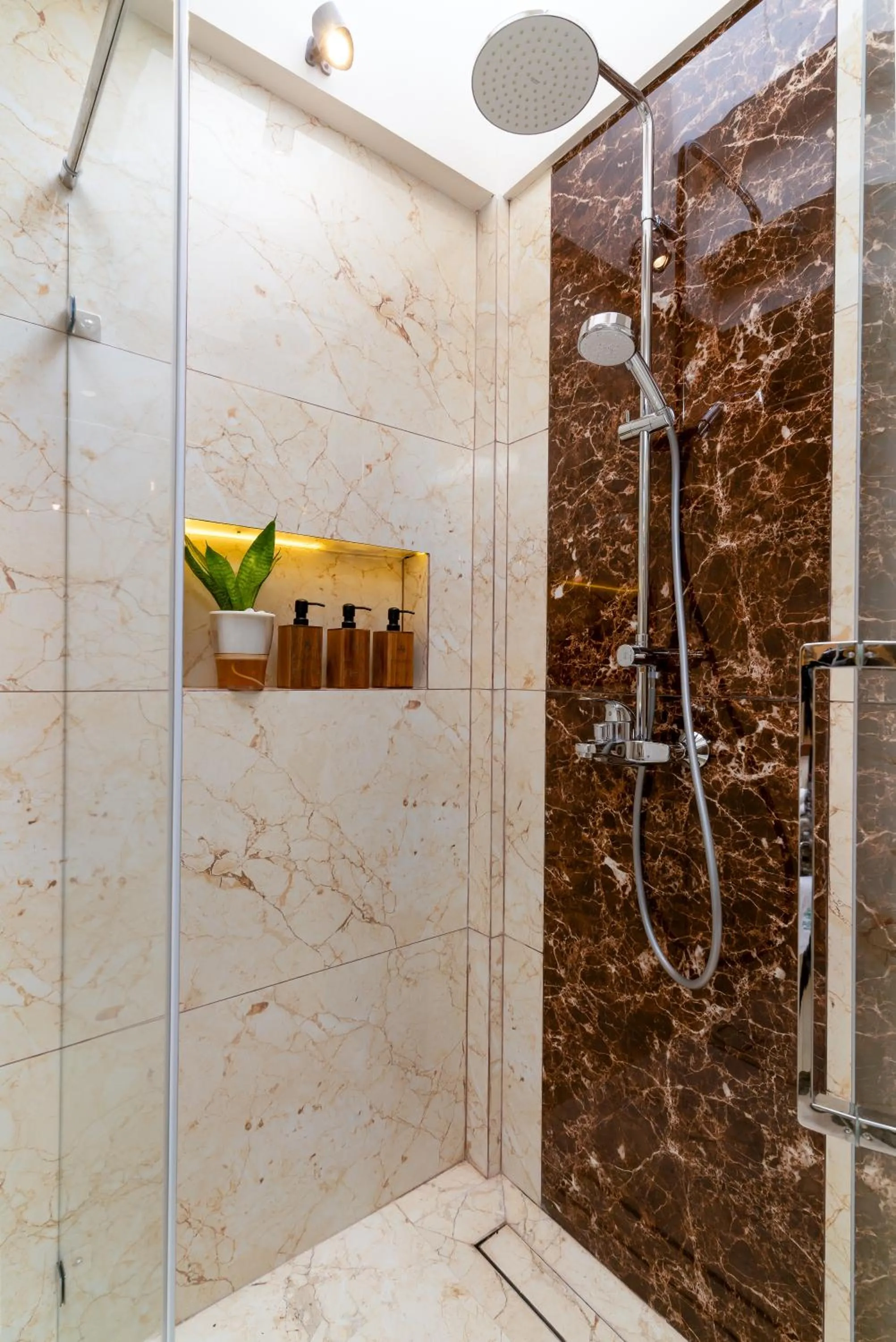 Shower in ARIA Beach, Ukulhas