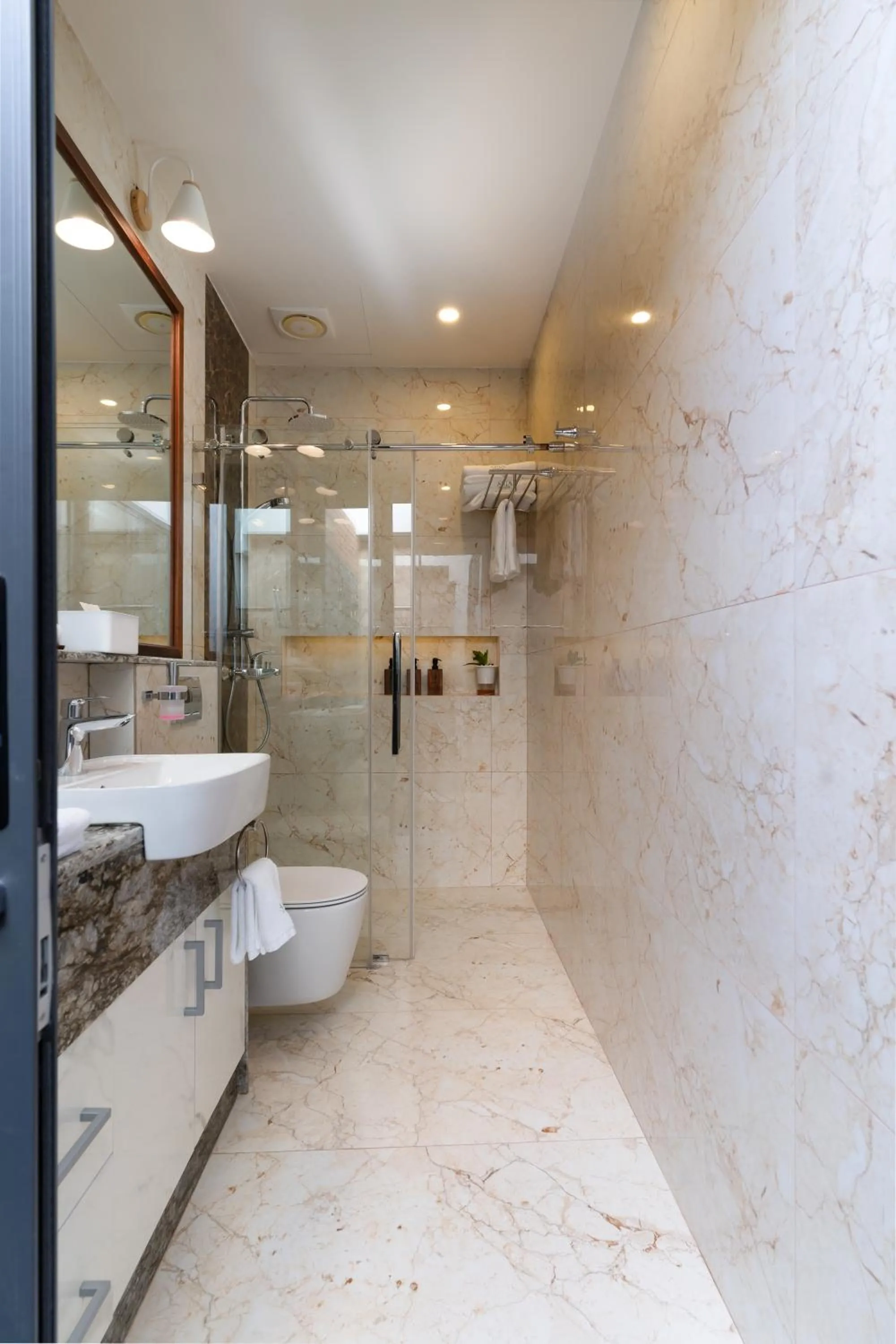 Shower in ARIA Beach, Ukulhas
