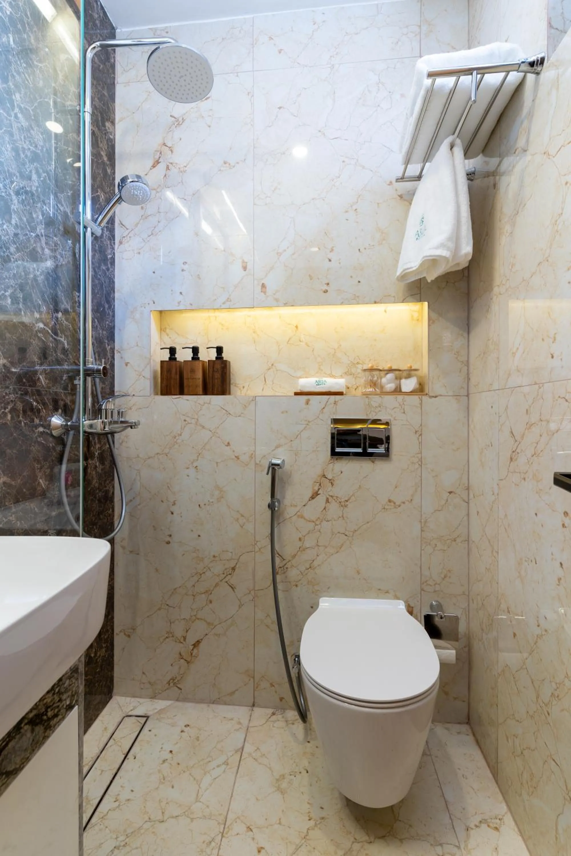 Shower in ARIA Beach, Ukulhas