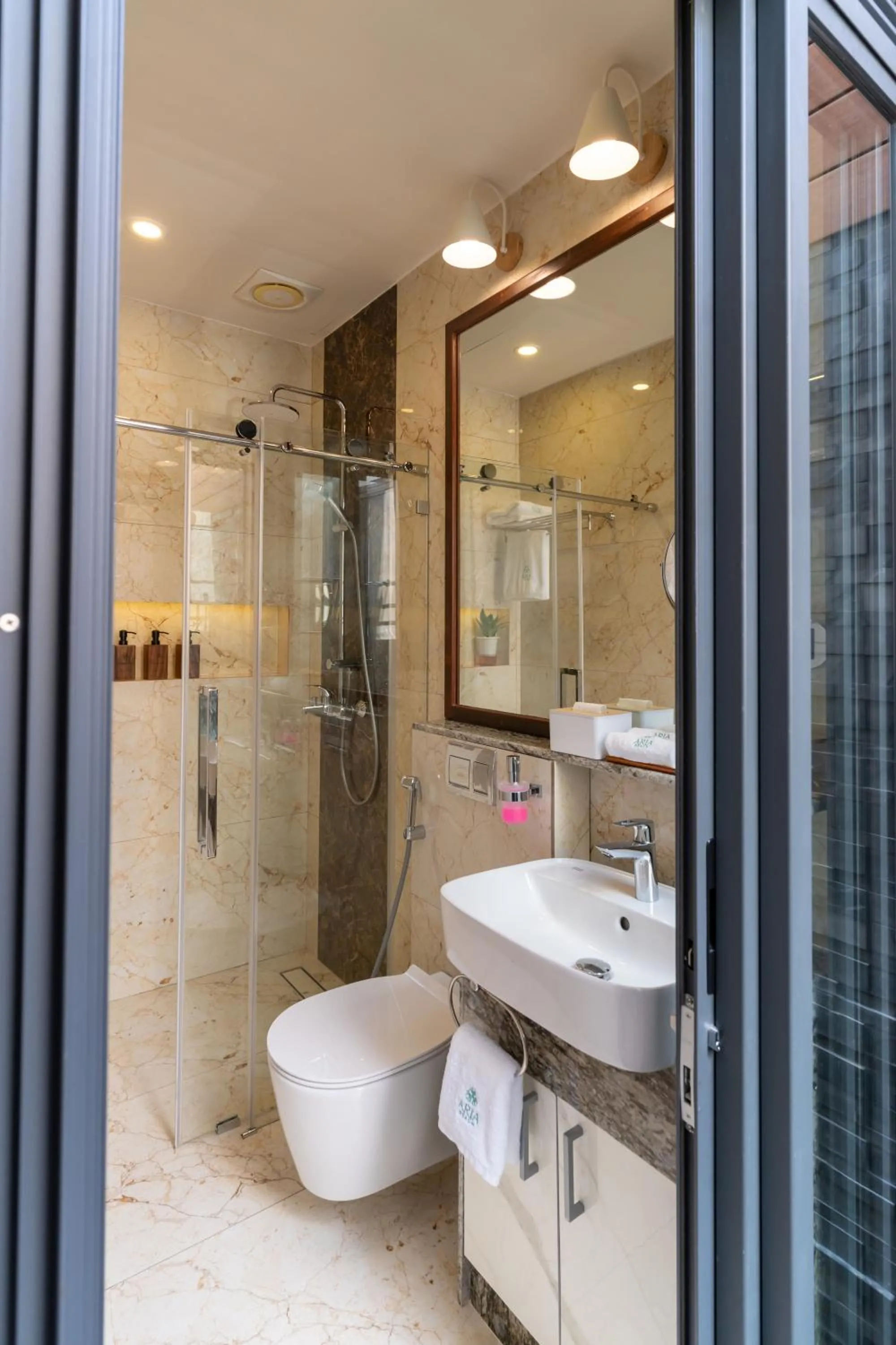 Shower in ARIA Beach, Ukulhas