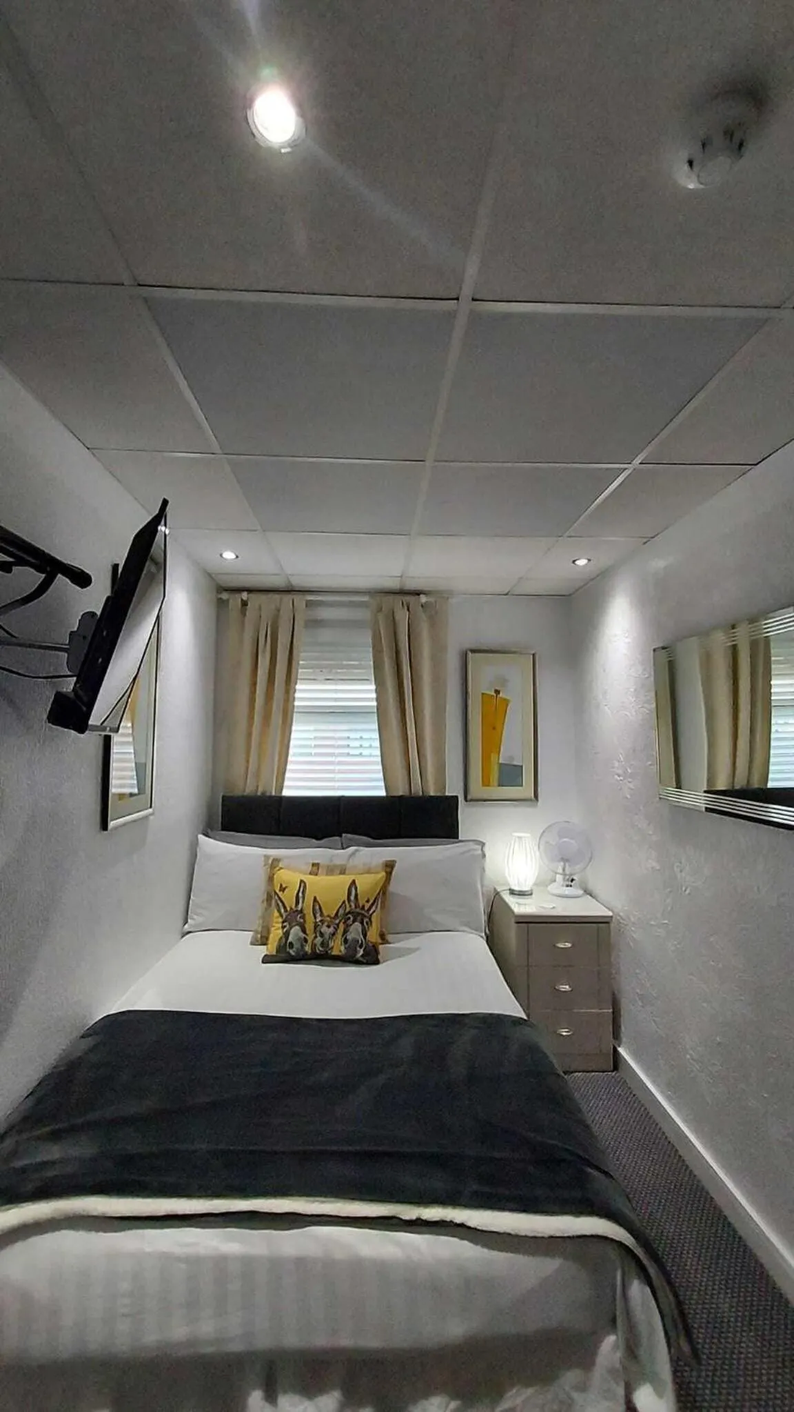 Bedroom, Bed in RockDene