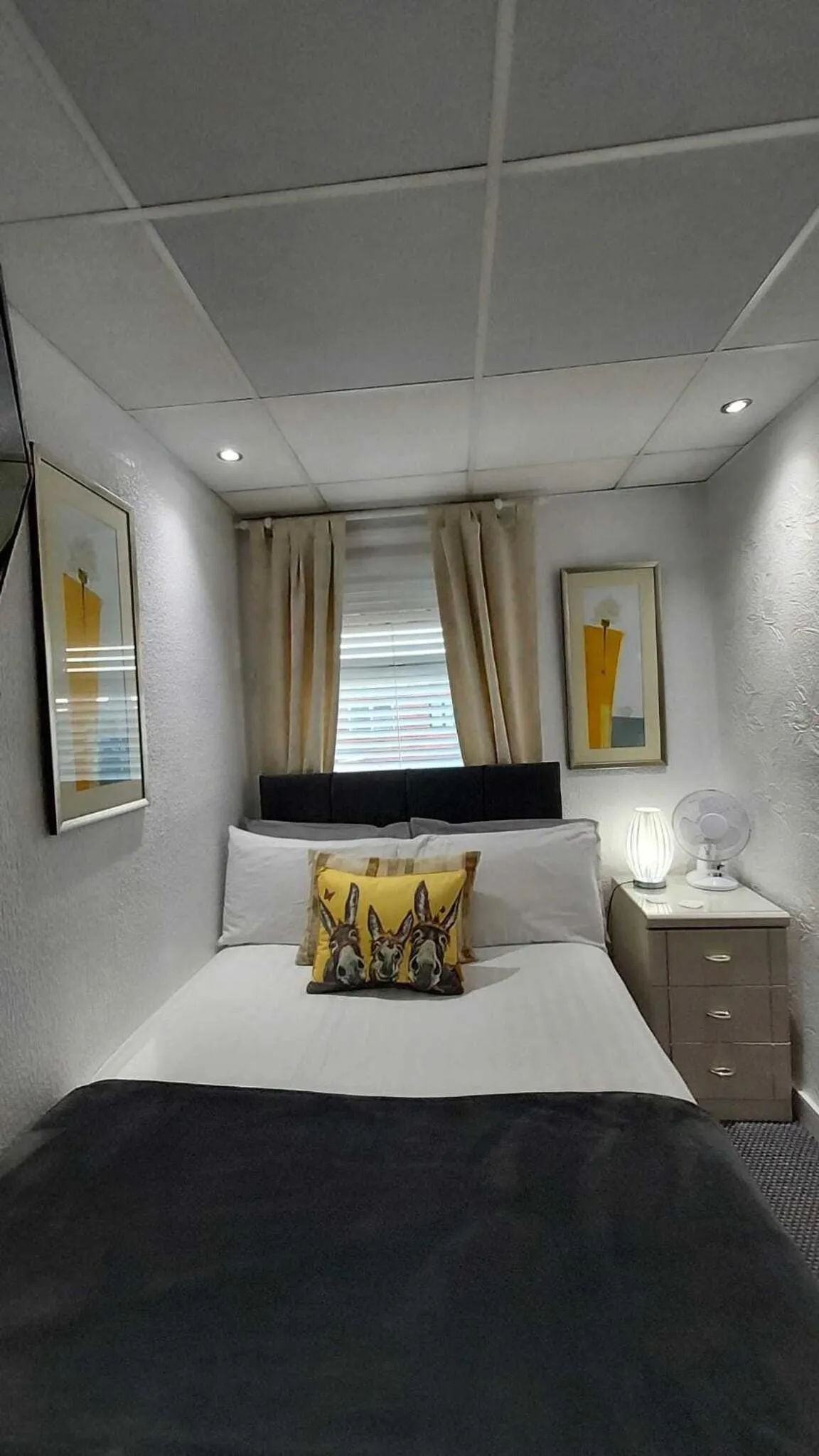 Bedroom, Bed in RockDene