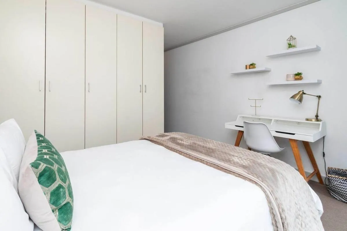 Other, Bed in Lovely 2 bed in Claremont