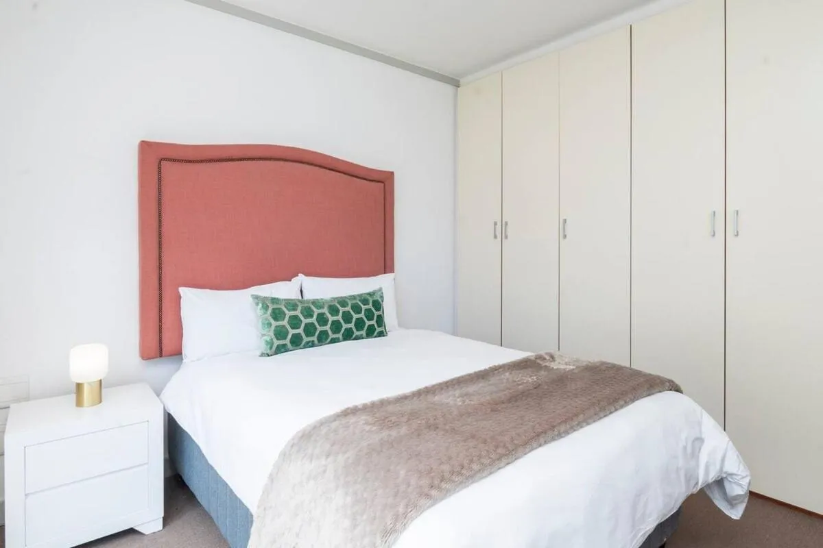 Other, Bed in Lovely 2 bed in Claremont