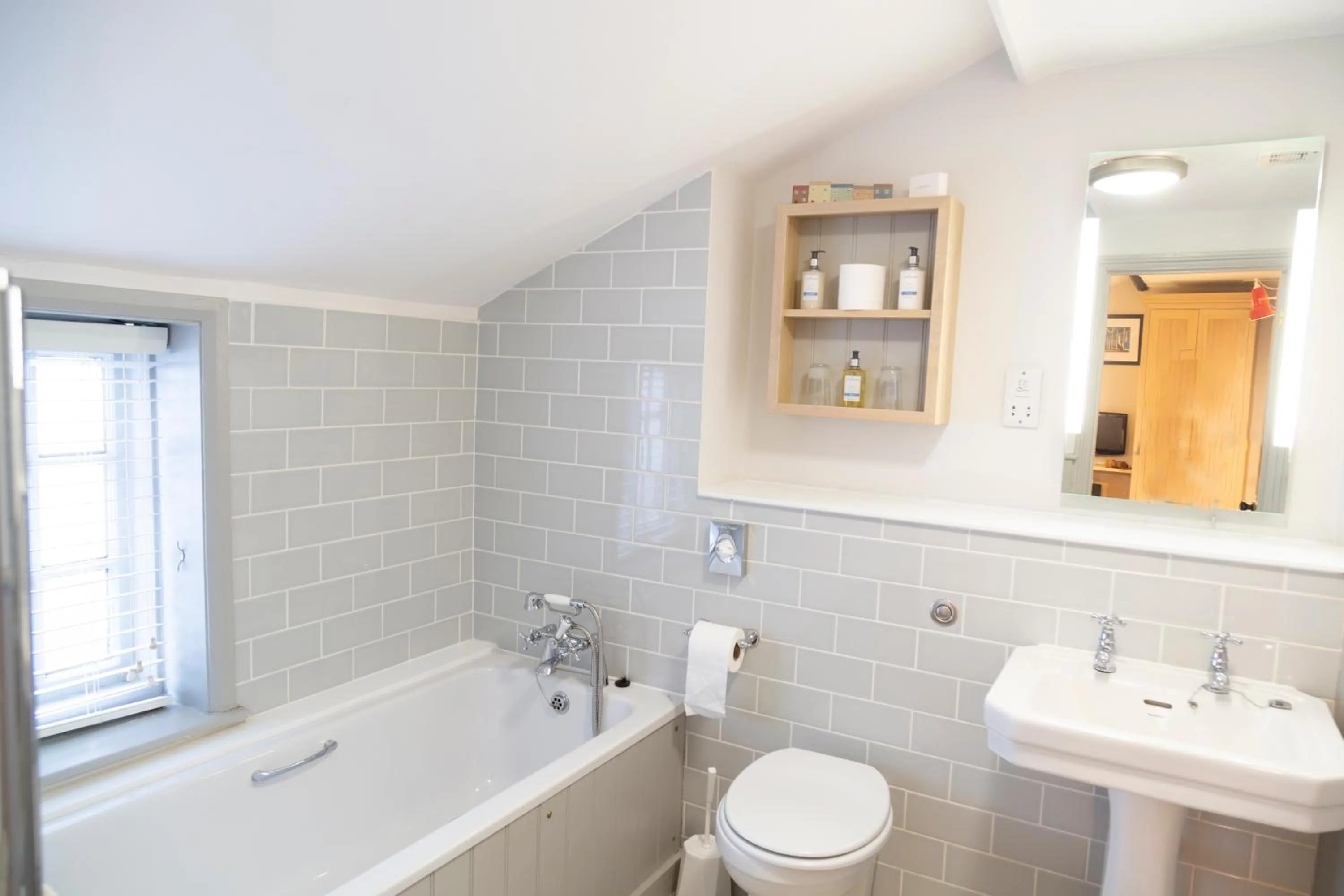 Bathroom in The White Horse Blakeney