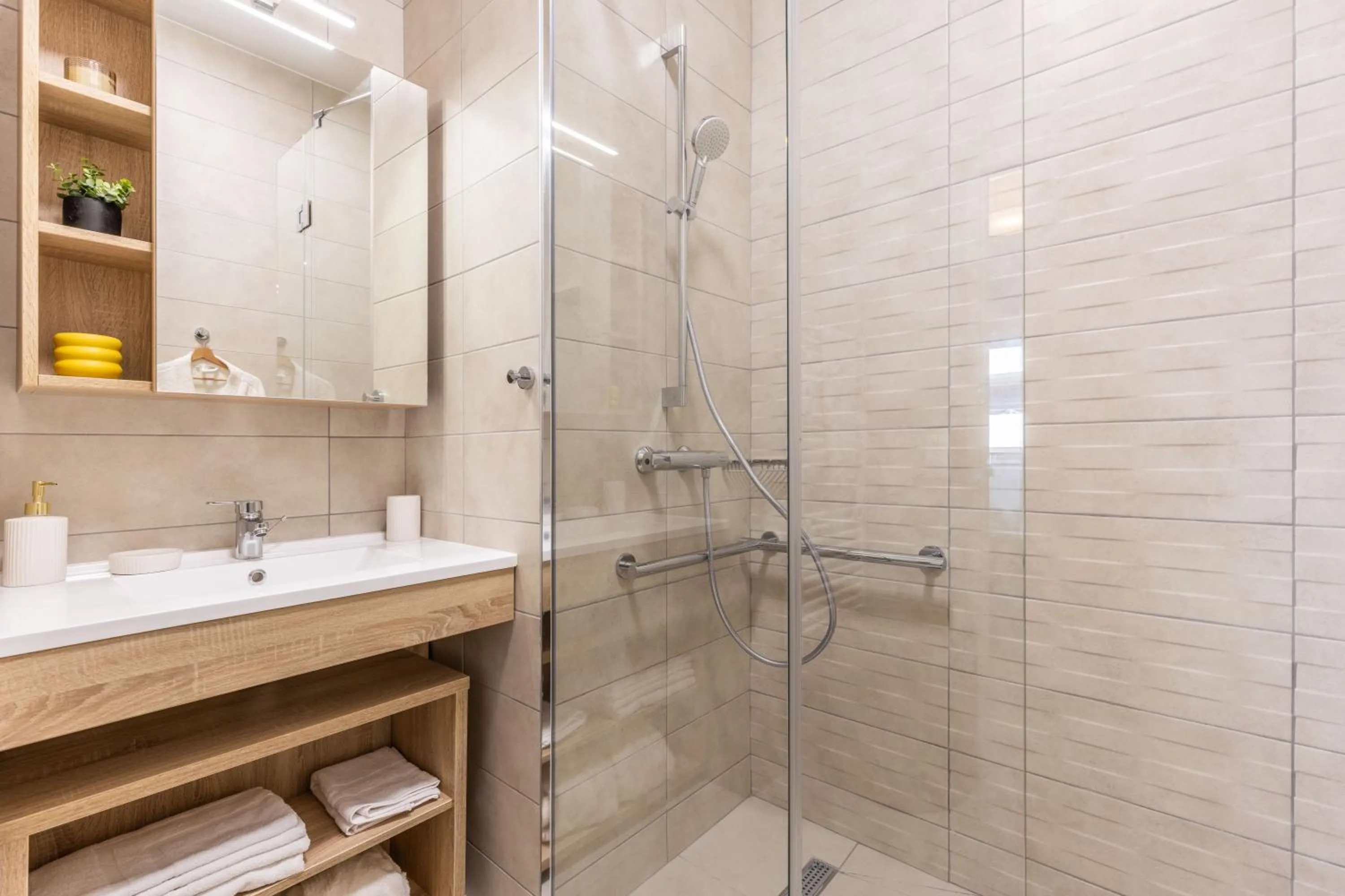 Shower in Zenao Appart'hôtels Villeneuve Loubet